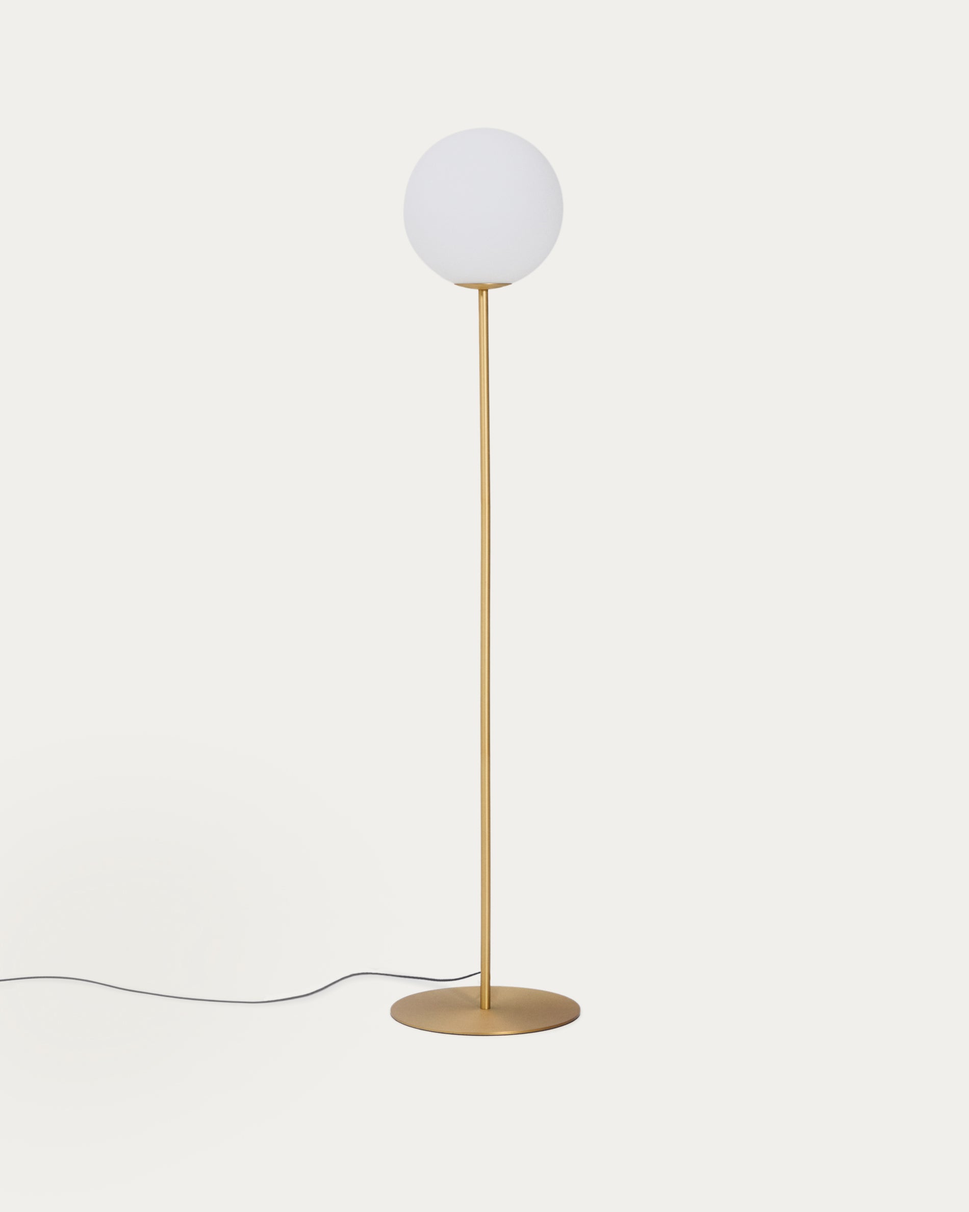 Stehlampe Brisia aus Metall mit gebürstetem Messing-Finish und einer mattierten Glaskugel Ø 30 cm in Gold präsentiert im Onlineshop von KAQTU Design AG. Stehleuchte ist von Kave Home