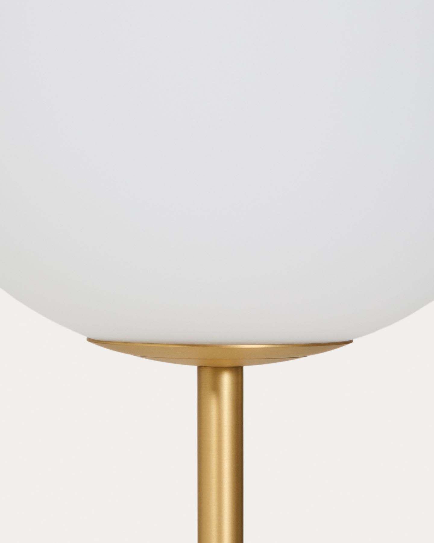 Stehlampe Brisia aus Metall mit gebürstetem Messing-Finish und einer mattierten Glaskugel Ø 30 cm in Gold präsentiert im Onlineshop von KAQTU Design AG. Stehleuchte ist von Kave Home