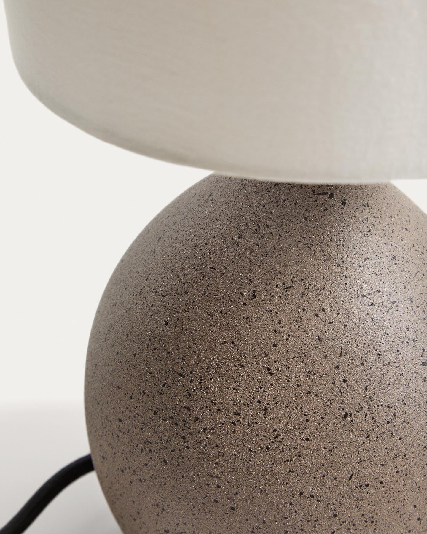 Kleine Tischlampe Viona in strukturierter Steinoptik mit einem Lampenschirm aus Baumwolle in Hellgrau präsentiert im Onlineshop von KAQTU Design AG. Tischleuchte ist von Kave Home