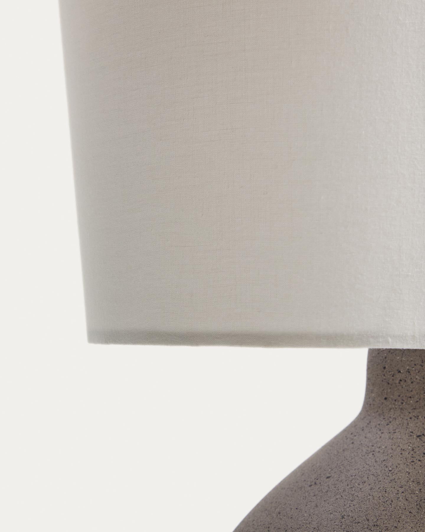 Mittlere Tischlampe Viona in strukturierter Steinoptik mit einem Lampenschirm aus Baumwolle in Hellgrau präsentiert im Onlineshop von KAQTU Design AG. Tischleuchte ist von Kave Home