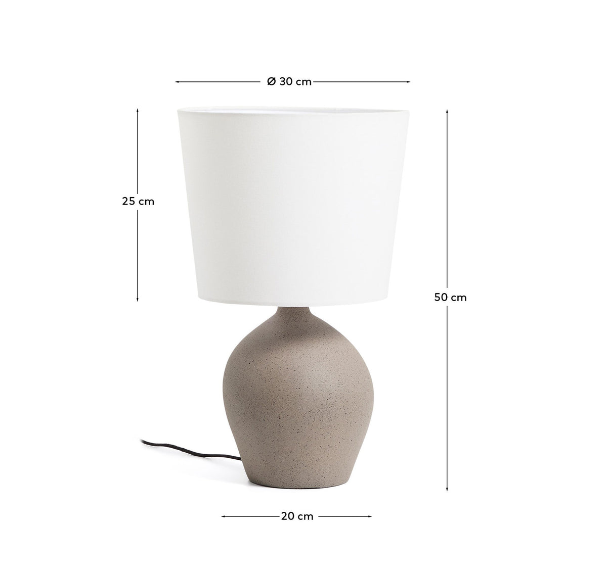Mittlere Tischlampe Viona in strukturierter Steinoptik mit einem Lampenschirm aus Baumwolle in Hellgrau präsentiert im Onlineshop von KAQTU Design AG. Tischleuchte ist von Kave Home
