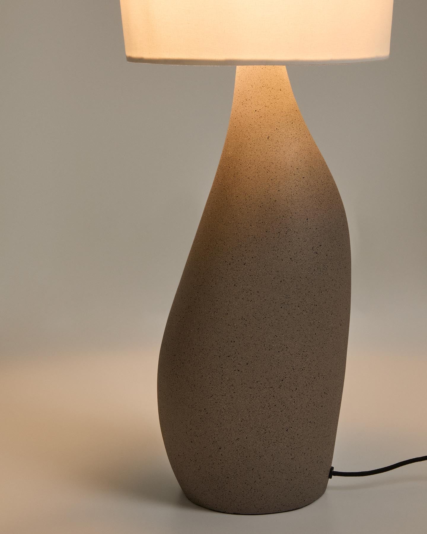 Große Tischlampe Viona in strukturierter Steinoptik mit einem Lampenschirm aus Baumwolle in Hellgrau präsentiert im Onlineshop von KAQTU Design AG. Stehleuchte ist von Kave Home