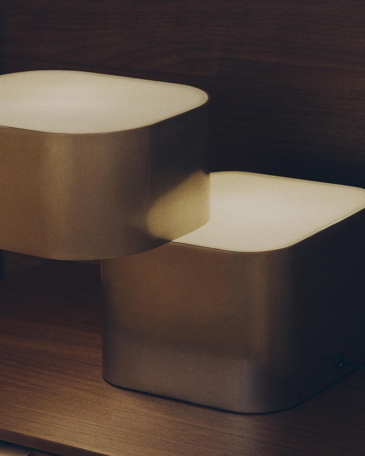 Tischlampe Tandan aus grauem Metall mit gebürstetem Finish in Grau präsentiert im Onlineshop von KAQTU Design AG. Tischleuchte ist von Kave Home