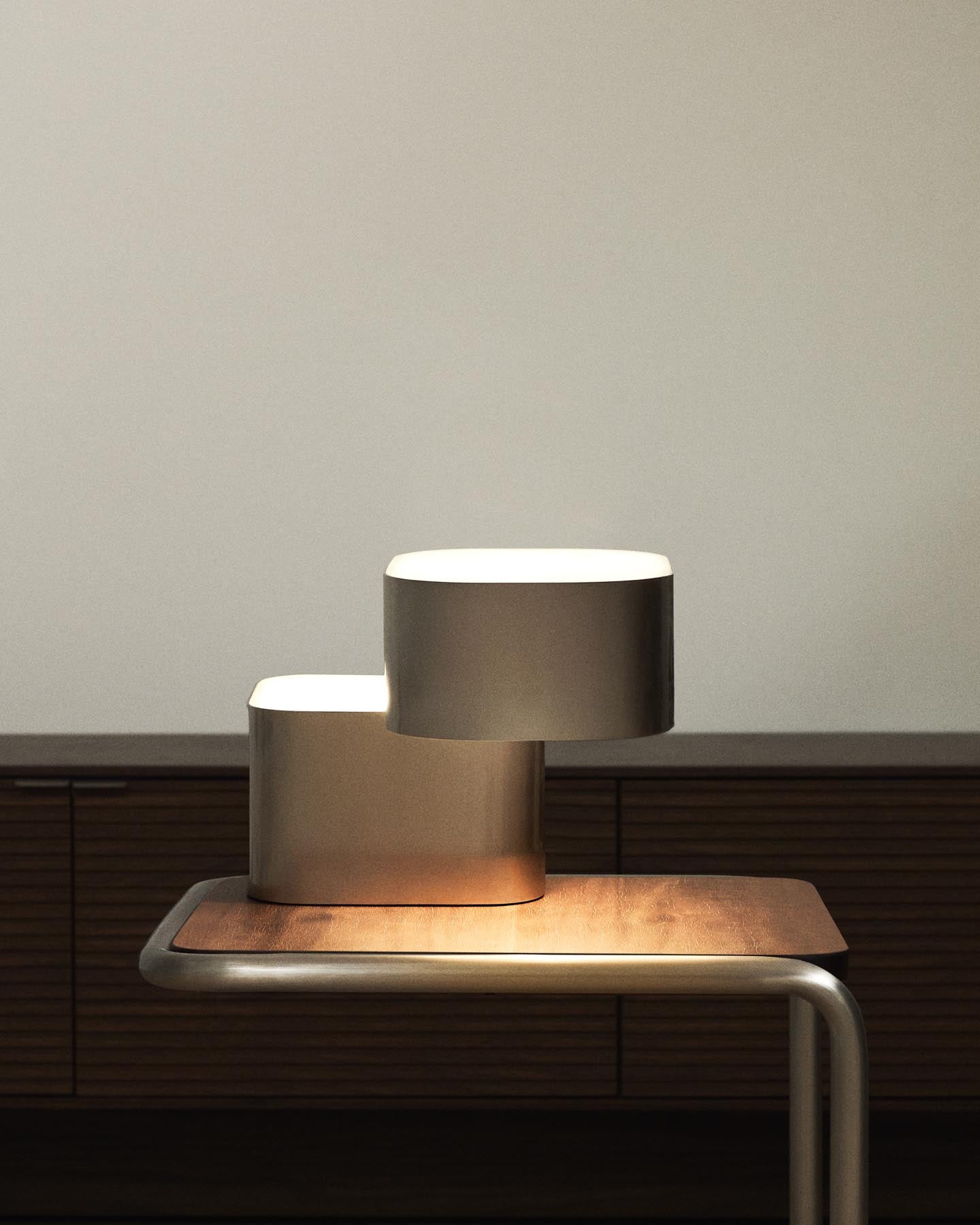 Tischlampe Tandan aus grauem Metall mit gebürstetem Finish in Grau präsentiert im Onlineshop von KAQTU Design AG. Tischleuchte ist von Kave Home