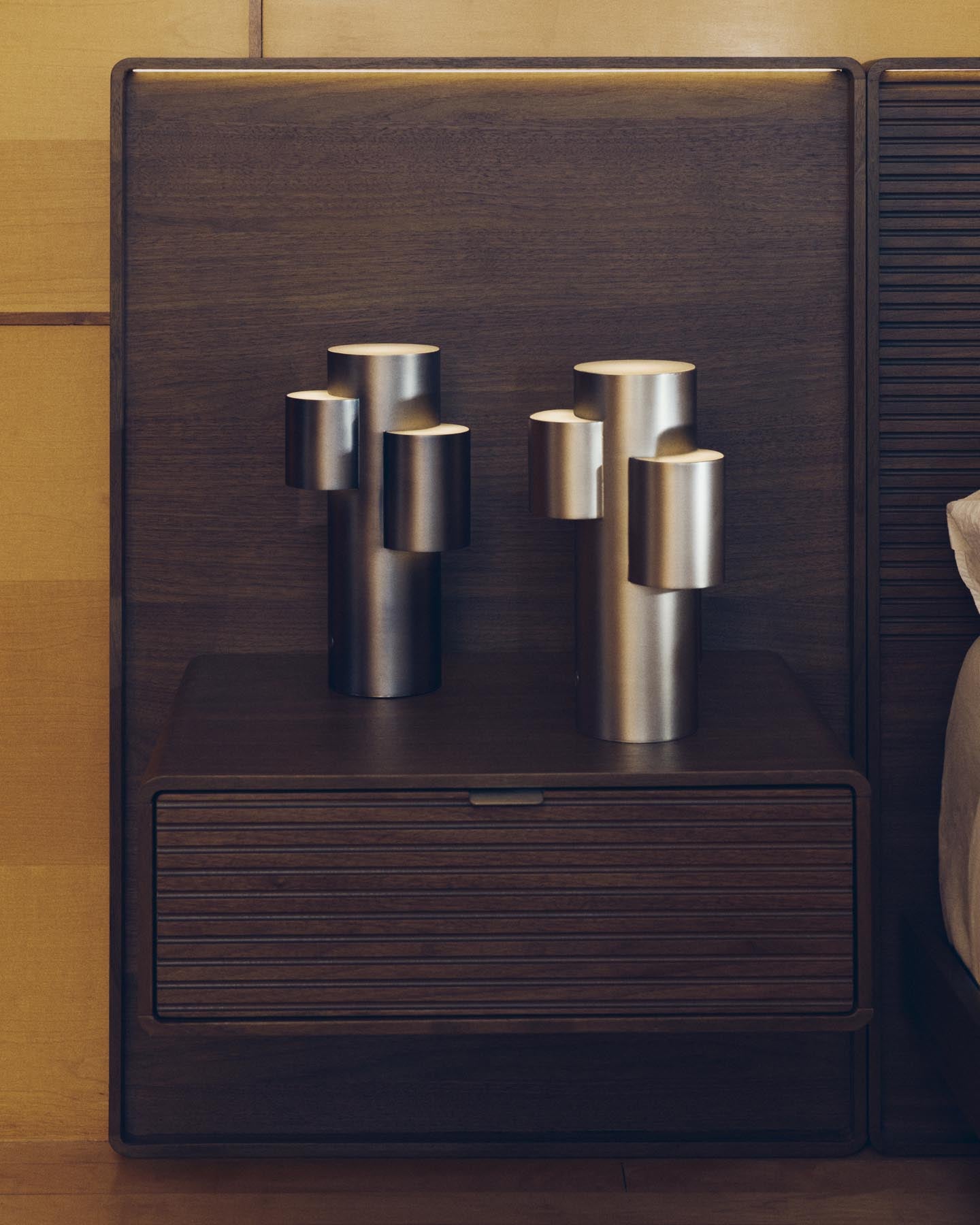 Tragbare LED-Tischlampe Adrina aus dunkelgrauem Metall mit gebürstetem Finish in Schwarz präsentiert im Onlineshop von KAQTU Design AG. Tischleuchte ist von Kave Home