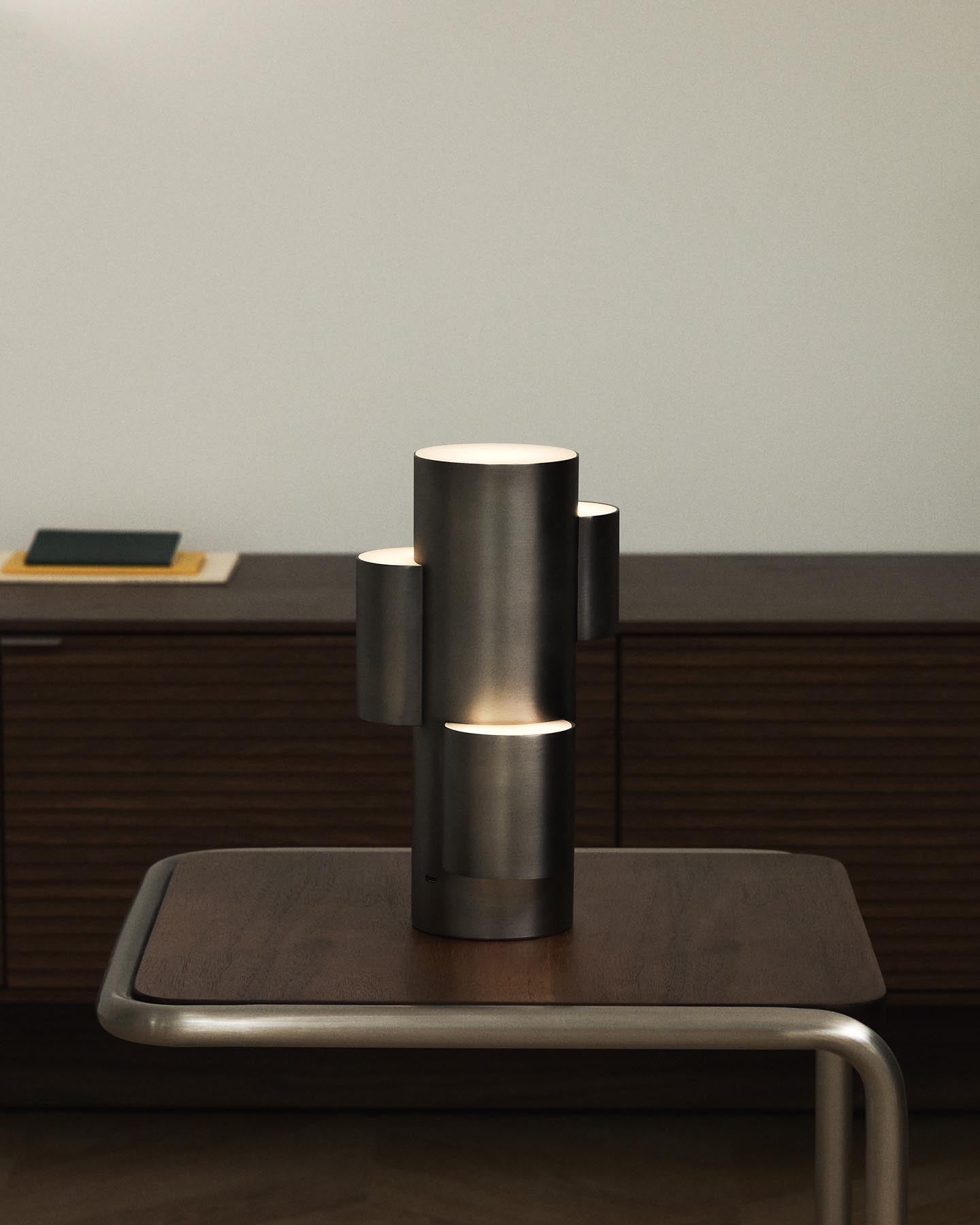 Tragbare LED-Tischlampe Adrina aus dunkelgrauem Metall mit gebürstetem Finish in Schwarz präsentiert im Onlineshop von KAQTU Design AG. Tischleuchte ist von Kave Home