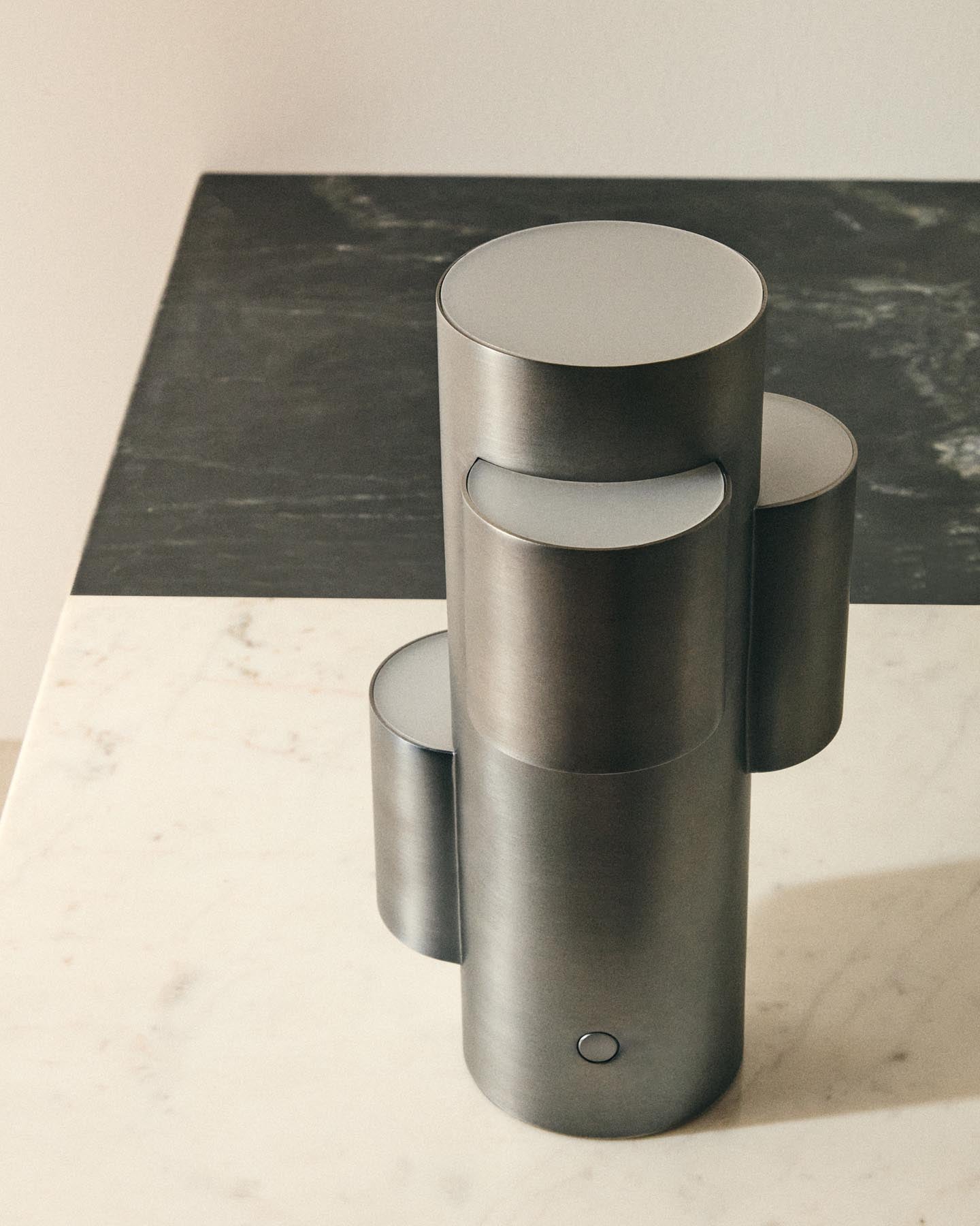 Tragbare LED-Tischlampe Adrina aus dunkelgrauem Metall mit gebürstetem Finish in Schwarz präsentiert im Onlineshop von KAQTU Design AG. Tischleuchte ist von Kave Home