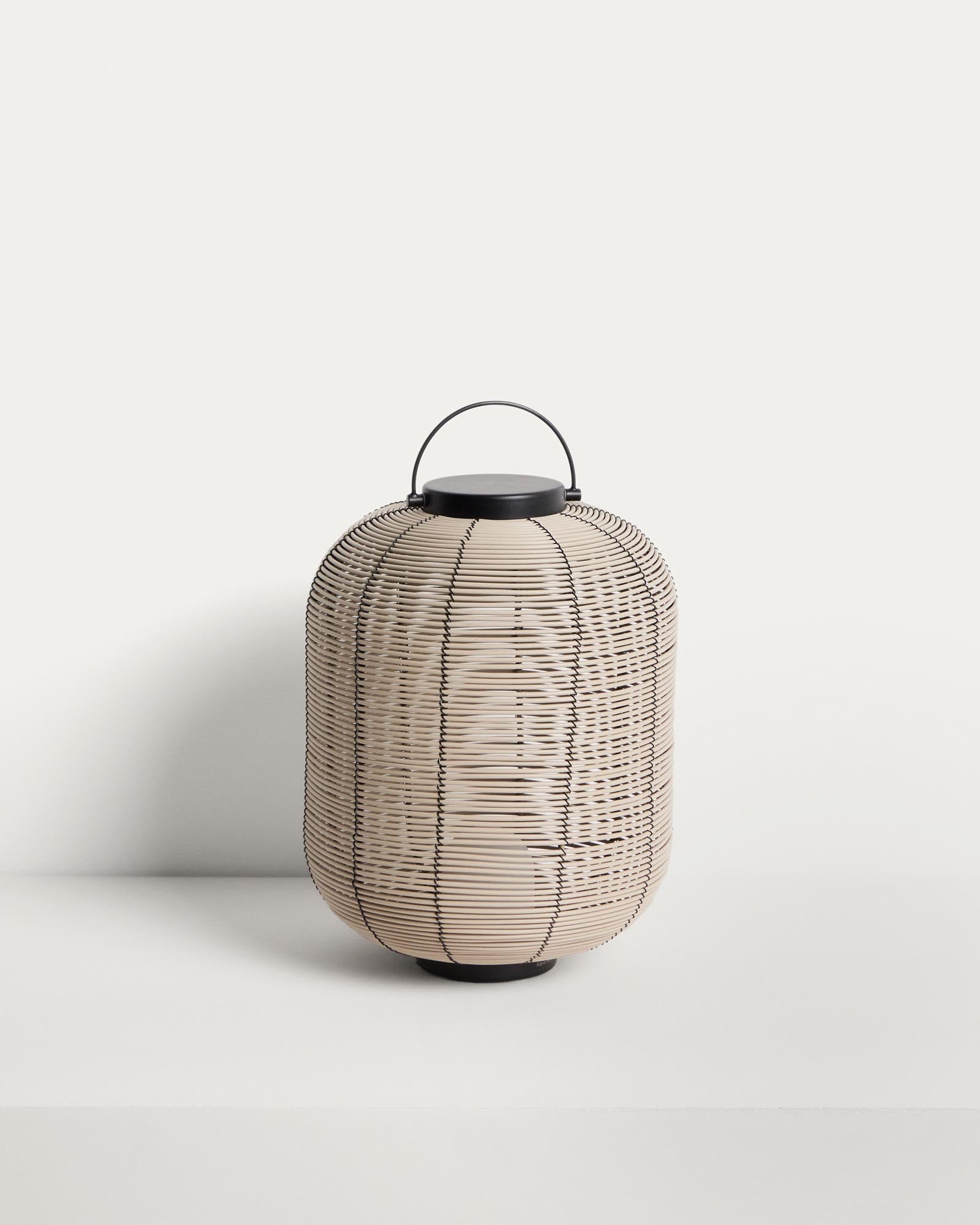 Kleine tragbare LED-Tischlampe Saranella aus hellgrauem synthetischem Rattan in Beige präsentiert im Onlineshop von KAQTU Design AG. Outdoor Tischleuchte ist von Kave Home