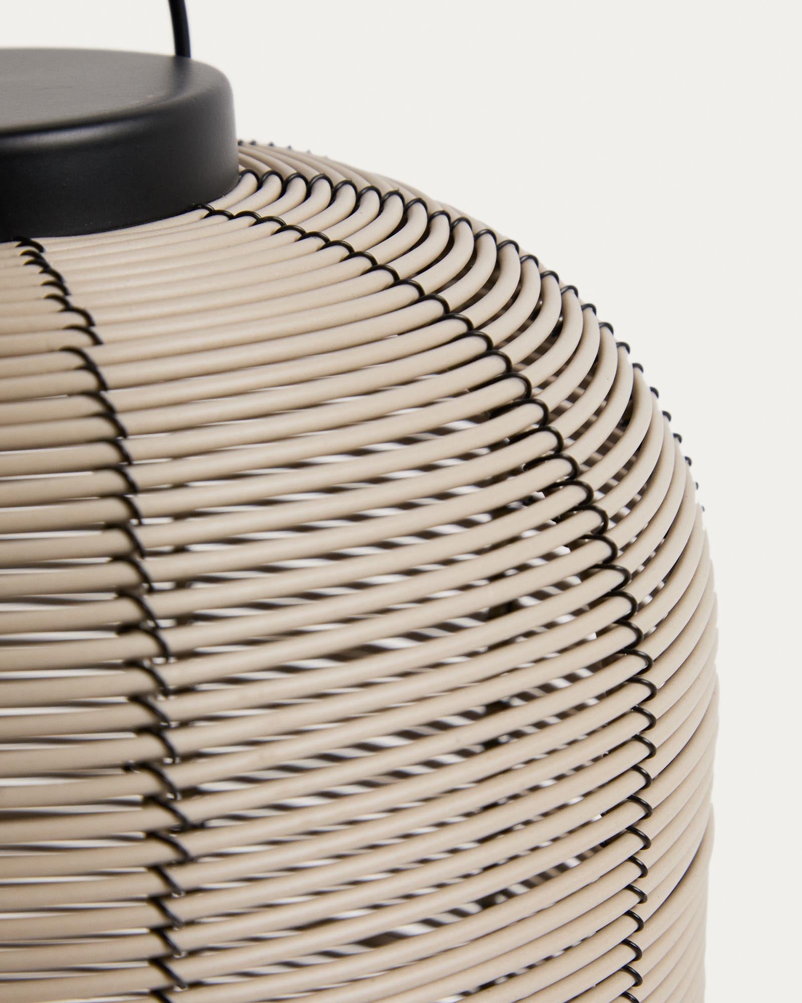 Kleine, stilvolle LED-Tischlampe Saranella aus hellgrauem synthetischem Rattan, perfekt für gemütliche Abende im Freien, von Kave Home.