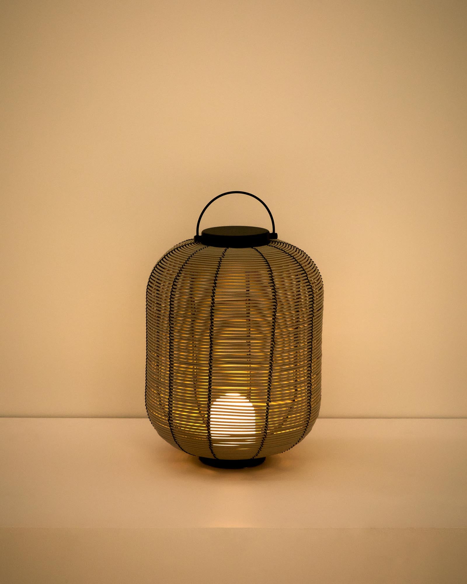 Elegante tragbare LED-Tischlampe Saranella aus hellgrauem Rattan, ideal für stimmungsvolle Beleuchtung im Freien, von Kave Home.