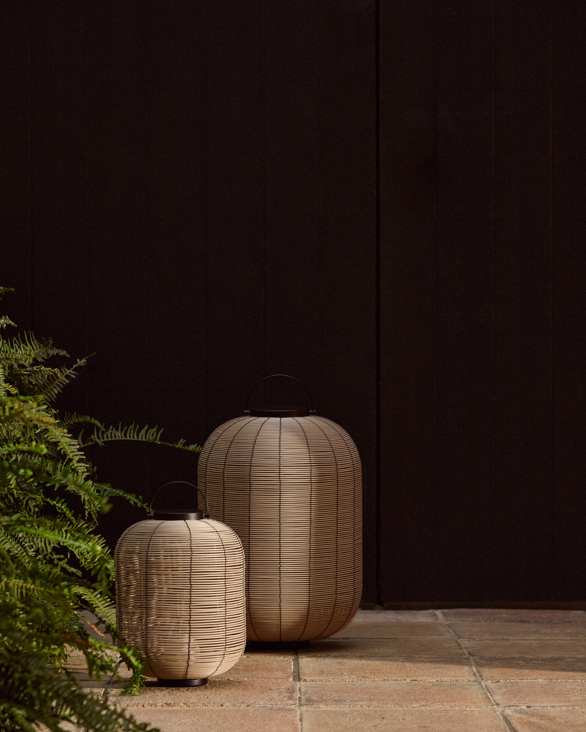 Kleine tragbare LED-Tischlampe Saranella aus hellgrauem synthetischem Rattan in Beige präsentiert im Onlineshop von KAQTU Design AG. Outdoor Tischleuchte ist von Kave Home