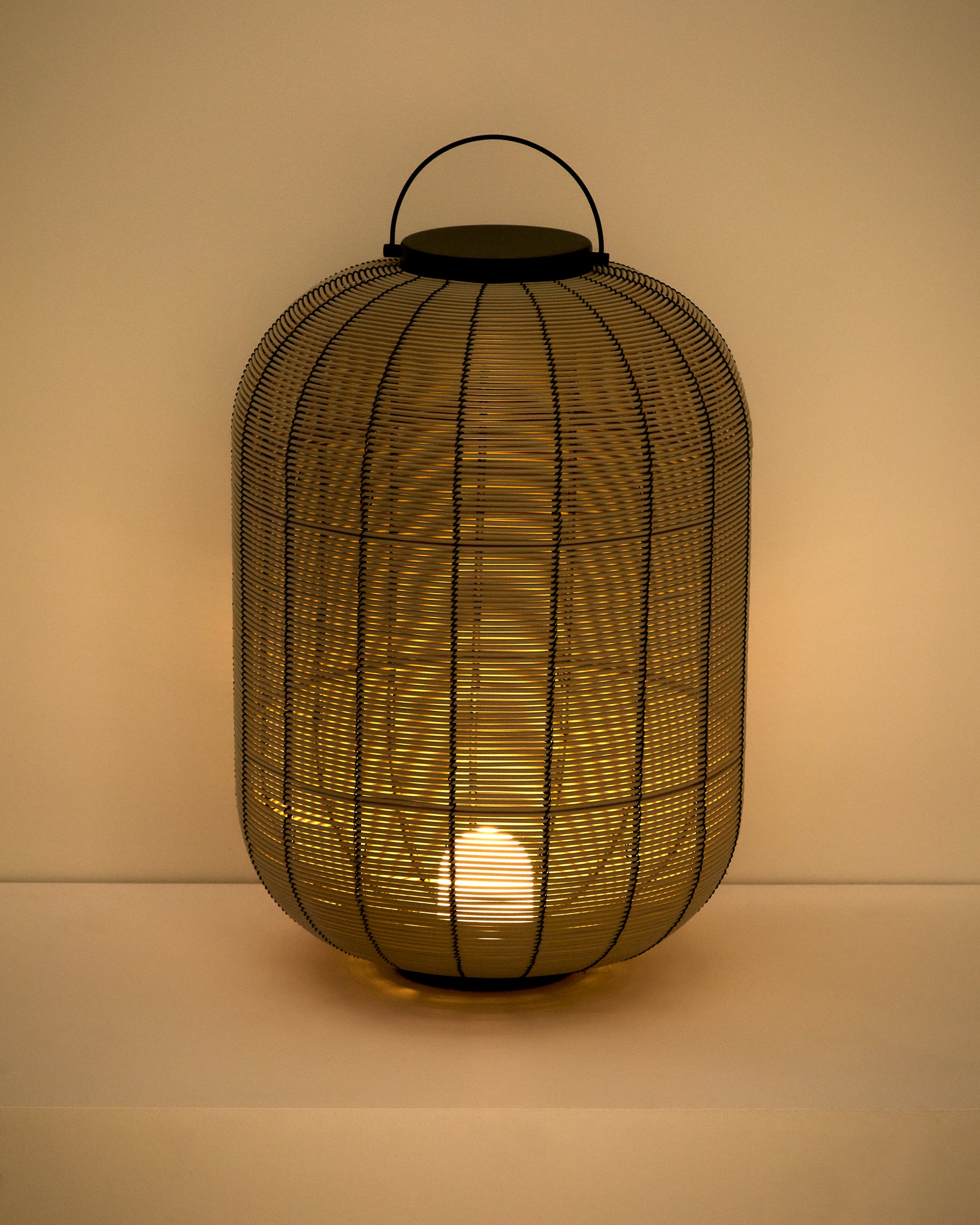 Tragbare LED-Tischlampe Saranella aus hellgrauem synthetischem Rattan in Beige präsentiert im Onlineshop von KAQTU Design AG. Outdoor Tischleuchte ist von Kave Home