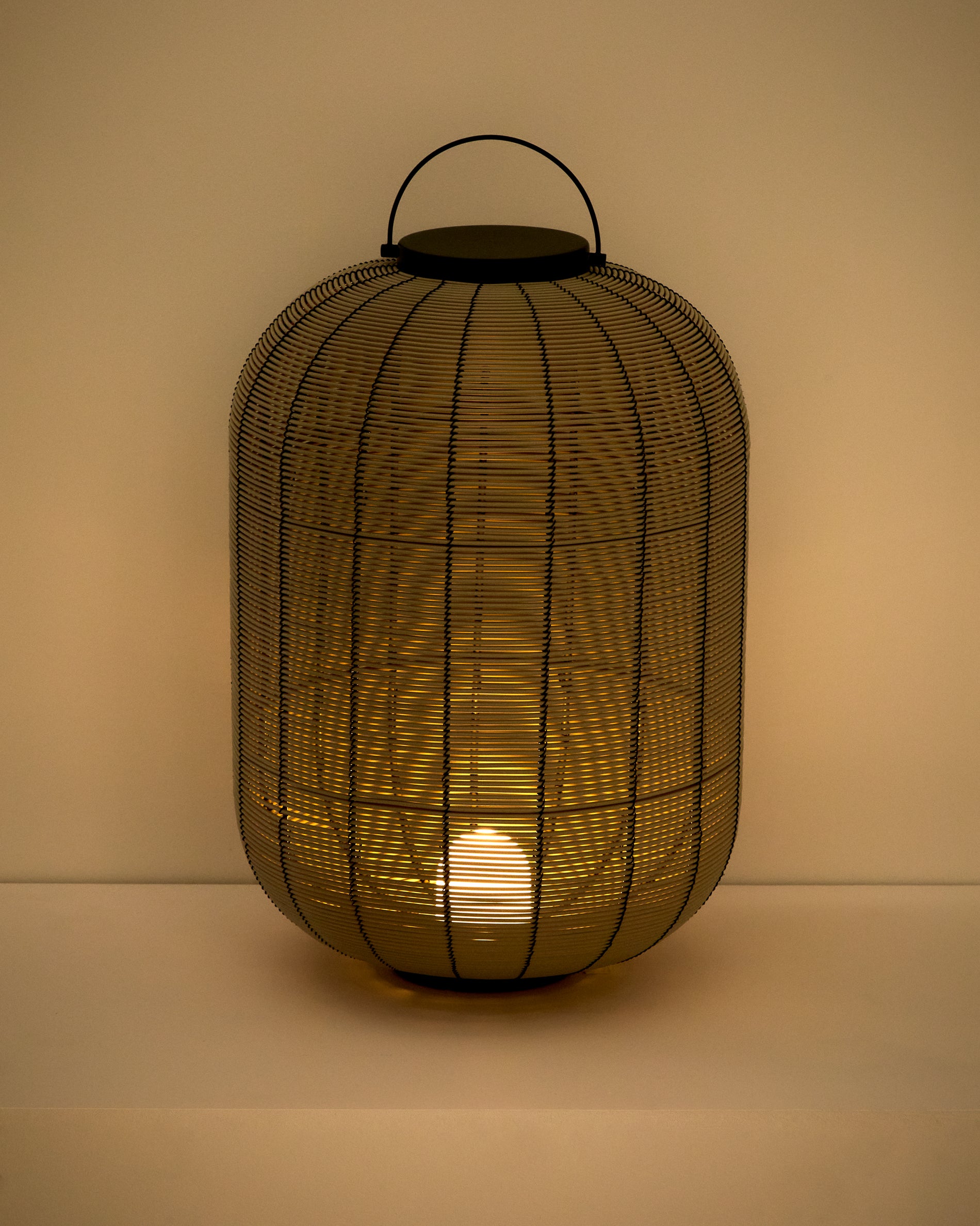 Tragbare LED-Tischlampe Saranella aus hellgrauem synthetischem Rattan in Beige präsentiert im Onlineshop von KAQTU Design AG. Outdoor Tischleuchte ist von Kave Home