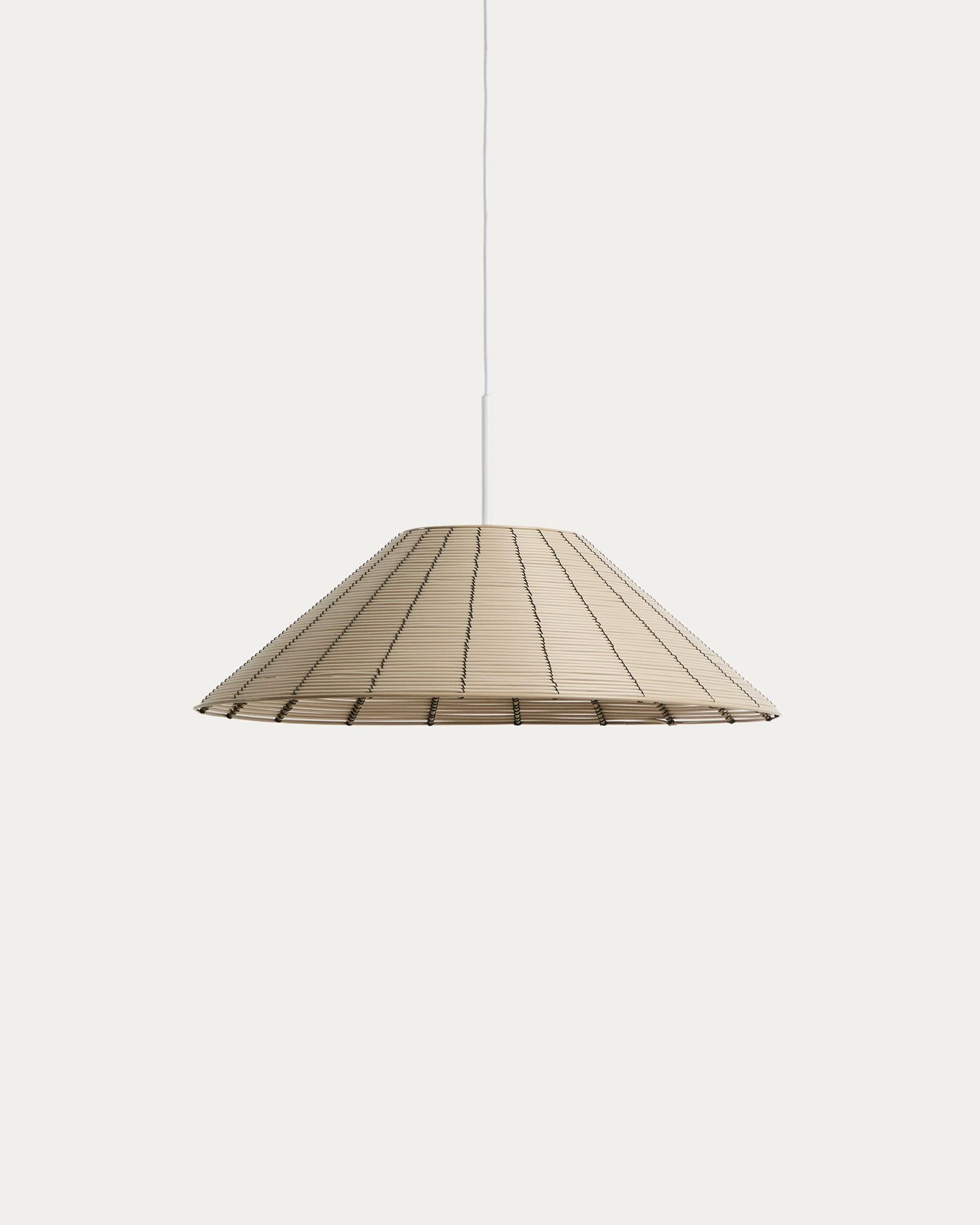 Lampenschirm für die Outdoor-Deckenleuchte Saranella aus hellgrauem synthetischem Rattan, Ø 50 cm in Beige präsentiert im Onlineshop von KAQTU Design AG. Outdoor Pendelleuchte ist von Kave Home