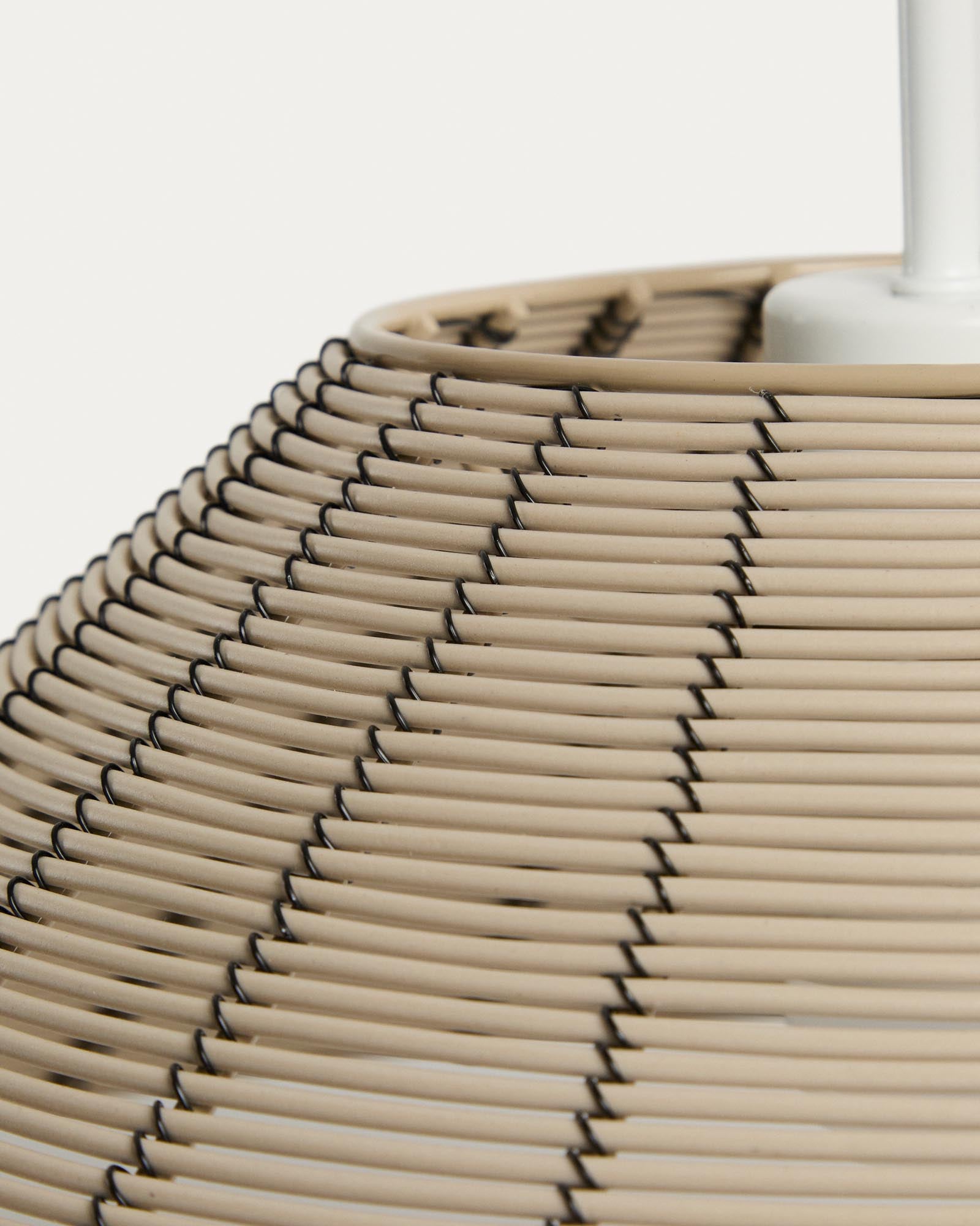 Eleganter Lampenschirm aus strapazierfähigem, hellgrauem synthetischem Rattan, Ø 50 cm, ideal für stilvolle Außenbeleuchtung.