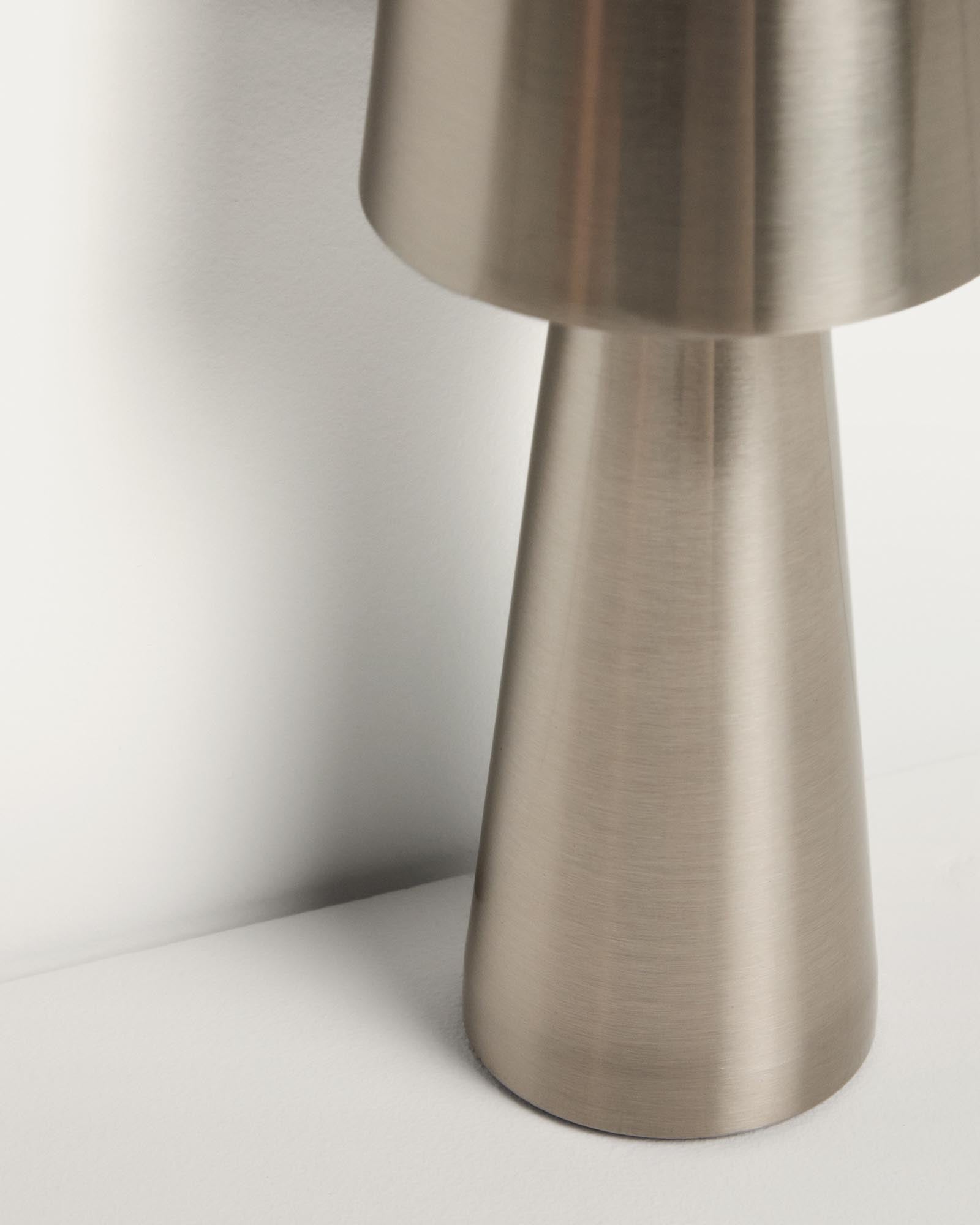 Kleine, stilvolle Tischlampe Arenys aus Metall in schimmerndem Silber, perfekt für gemütliche Abende im Freien auf Balkon oder Terrasse.