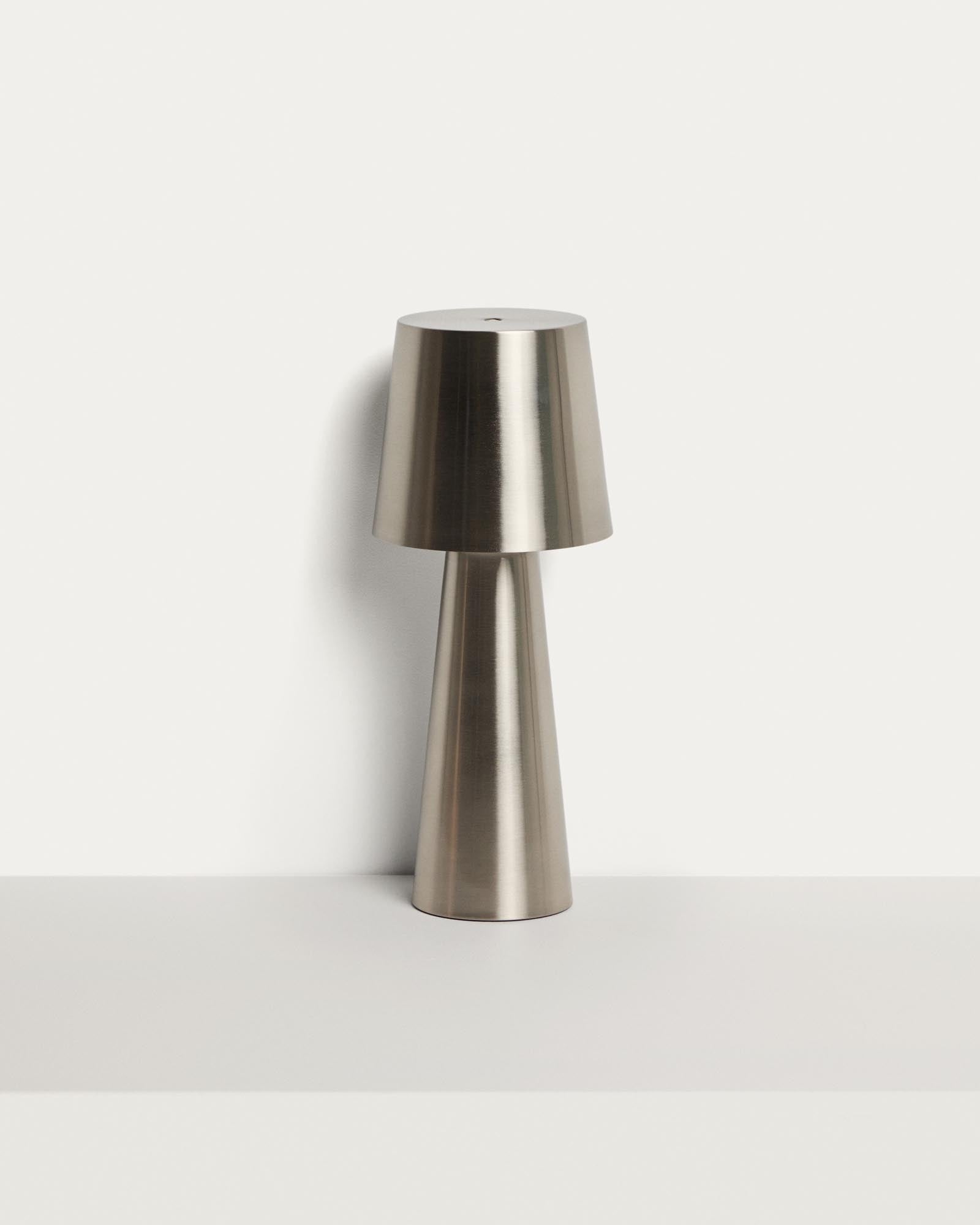 Grosse Tischleuchte Arenys aus Metall mit glänzendem Silberfinish in Silber präsentiert im Onlineshop von KAQTU Design AG. Outdoor Tischleuchte ist von Kave Home