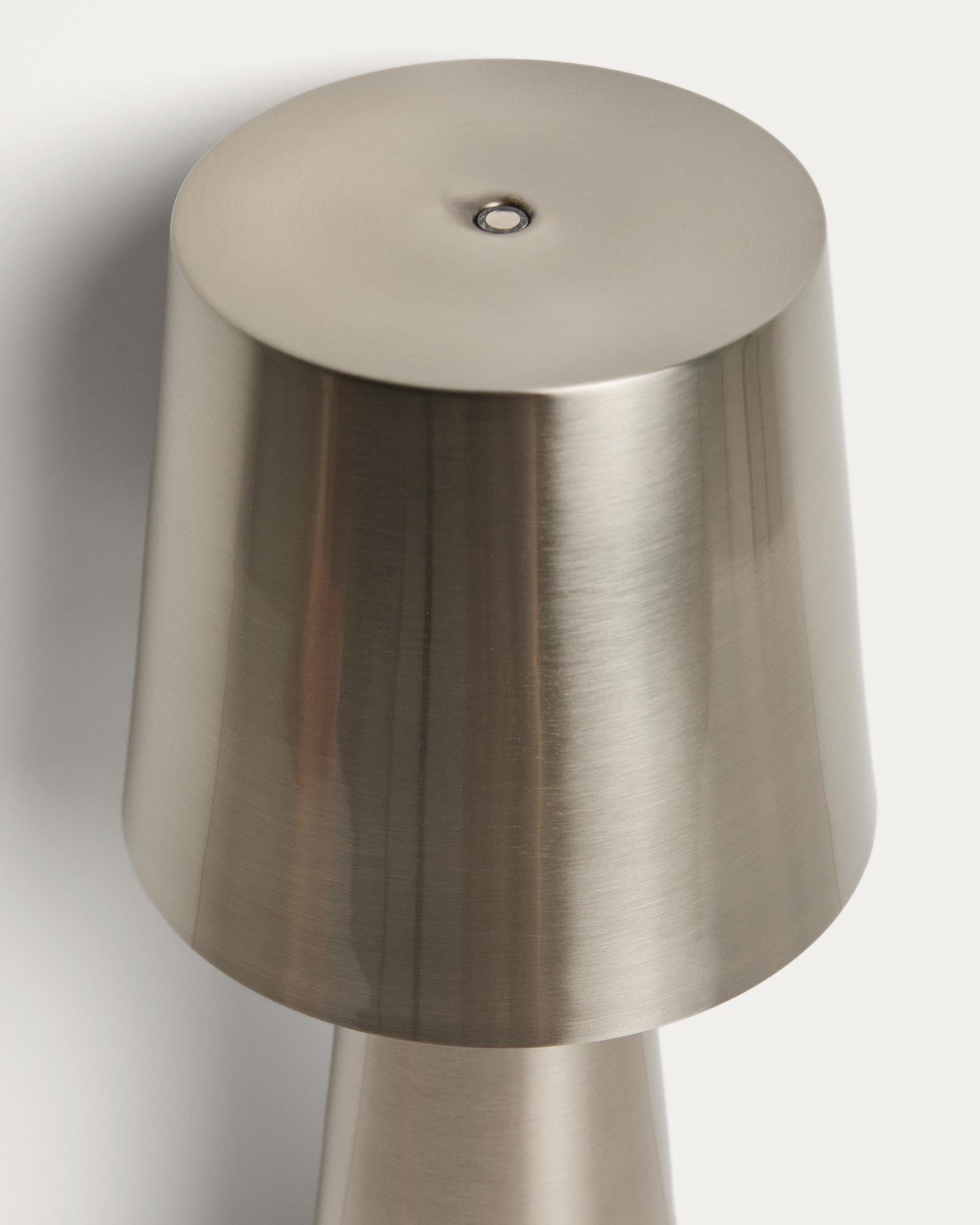 Stilvolle Outdoor Tischleuchte Arenys aus robustem Metall mit schimmerndem Silber, perfekt für stimmungsvolle Abende im Freien.