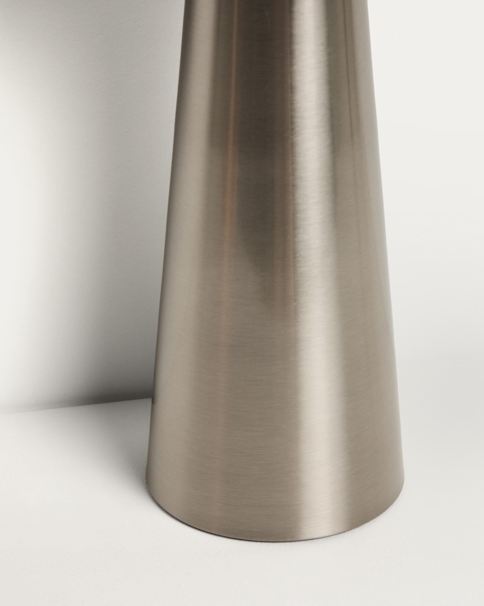 Elegante Tischleuchte Arenys aus Metall mit glänzendem Silberfinish, ideal für die Beleuchtung von Terrassen und Gärten.