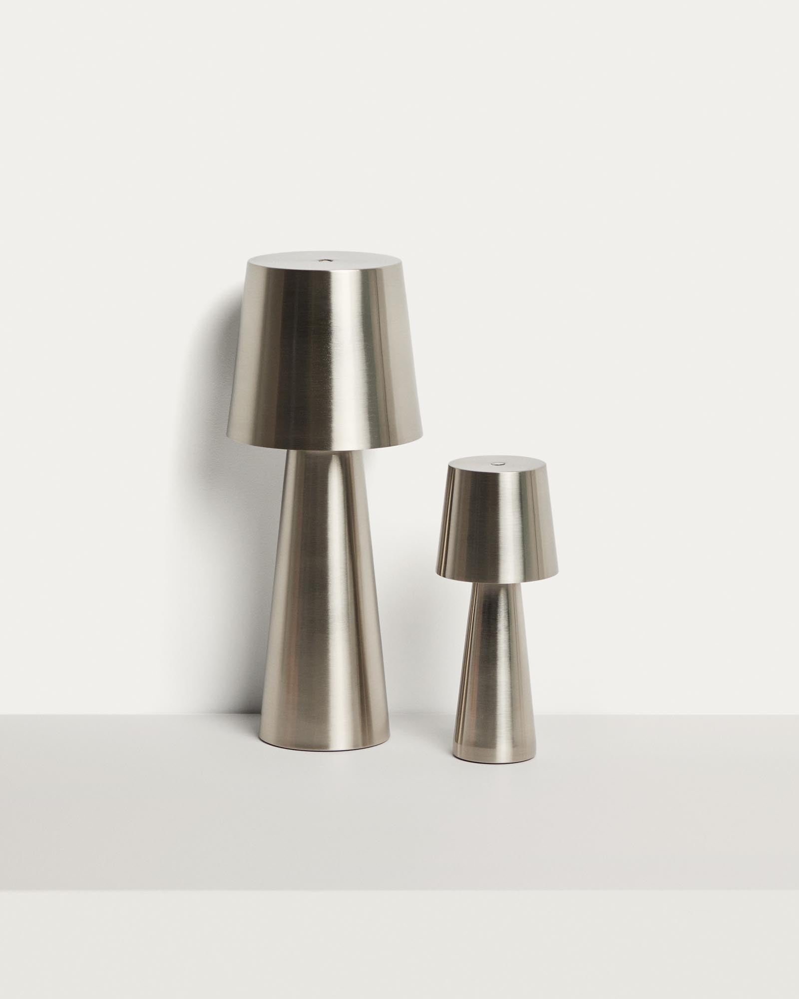 Elegante Tischleuchte Arenys aus robustem Metall mit schimmerndem Silberfinish, ideal für stimmungsvolle Abende im Freien und stilvolle Akzente.