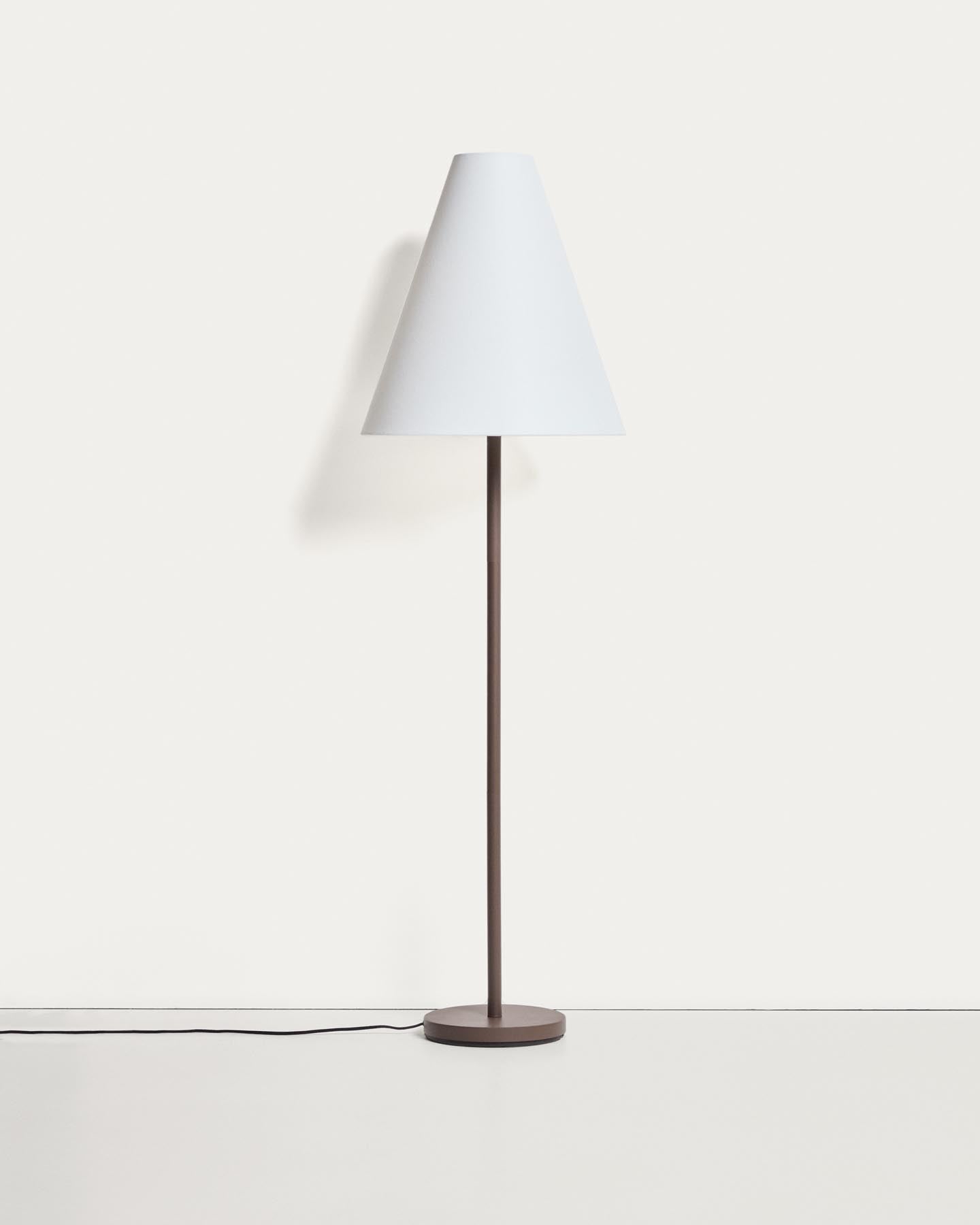 Stehlampe Navat aus Metall in Braun mit Antik-Finish in Braun präsentiert im Onlineshop von KAQTU Design AG. Stehleuchte ist von Kave Home
