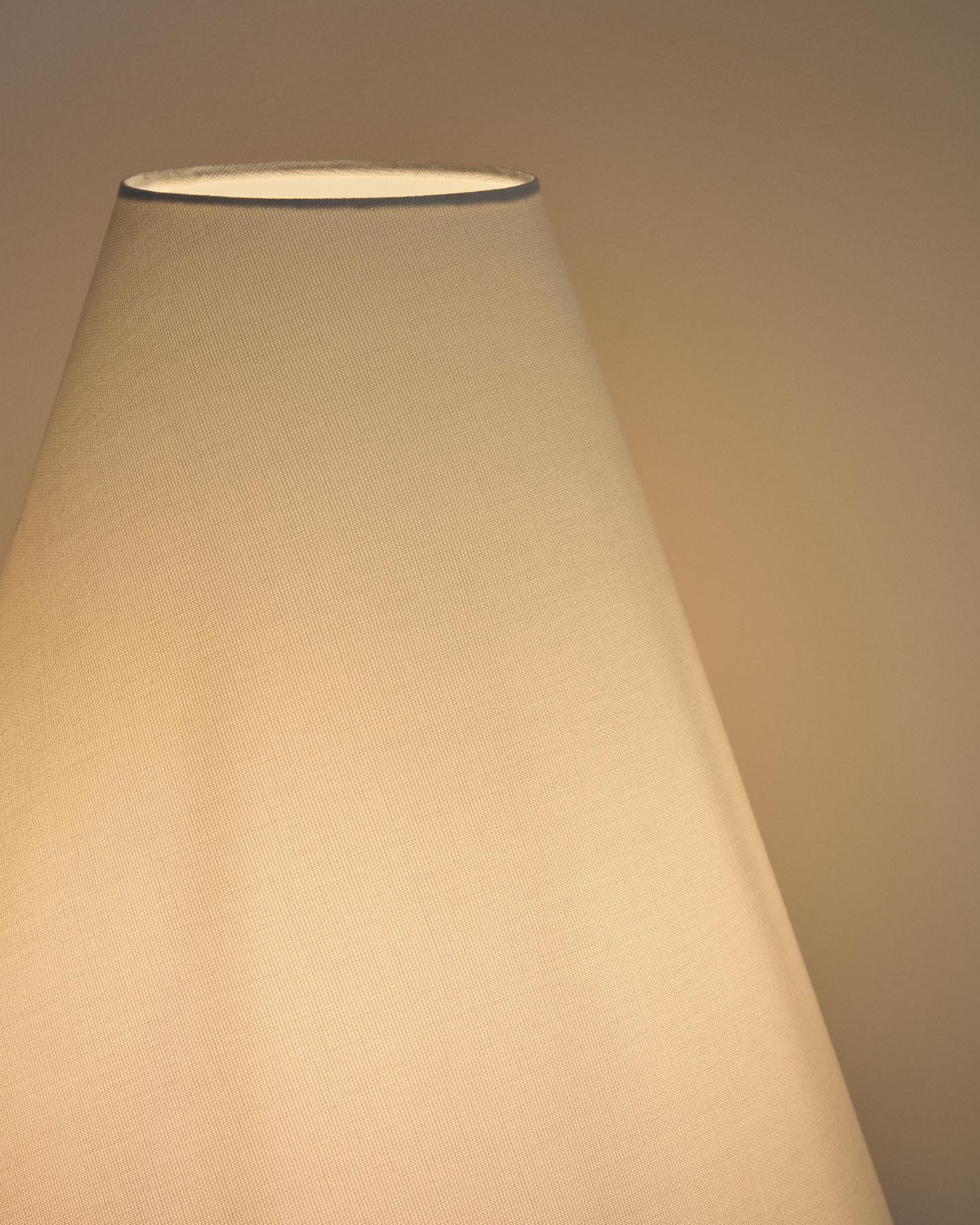 Stehlampe Navat aus Metall in Braun mit Antik-Finish in Braun präsentiert im Onlineshop von KAQTU Design AG. Stehleuchte ist von Kave Home