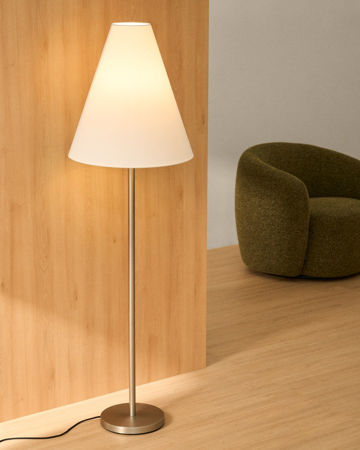 Stehlampe aus Metall mit silbernem, gebürstetem Finish und konischem Lampenschirm aus Baumwollstoff in gebrochenem Weiss, mit Stahlsockel.