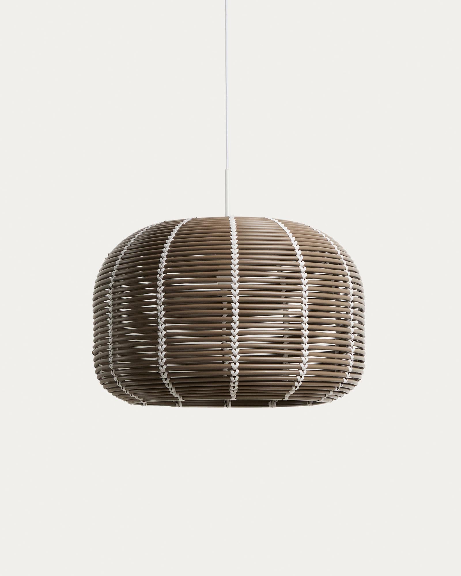 Lampenschirm für die Outdoor-Deckenleuchte Garoina aus synthetischem Rattan in Taupe, Ø 50 cm in Grau präsentiert im Onlineshop von KAQTU Design AG. Outdoor Tischleuchte ist von Kave Home