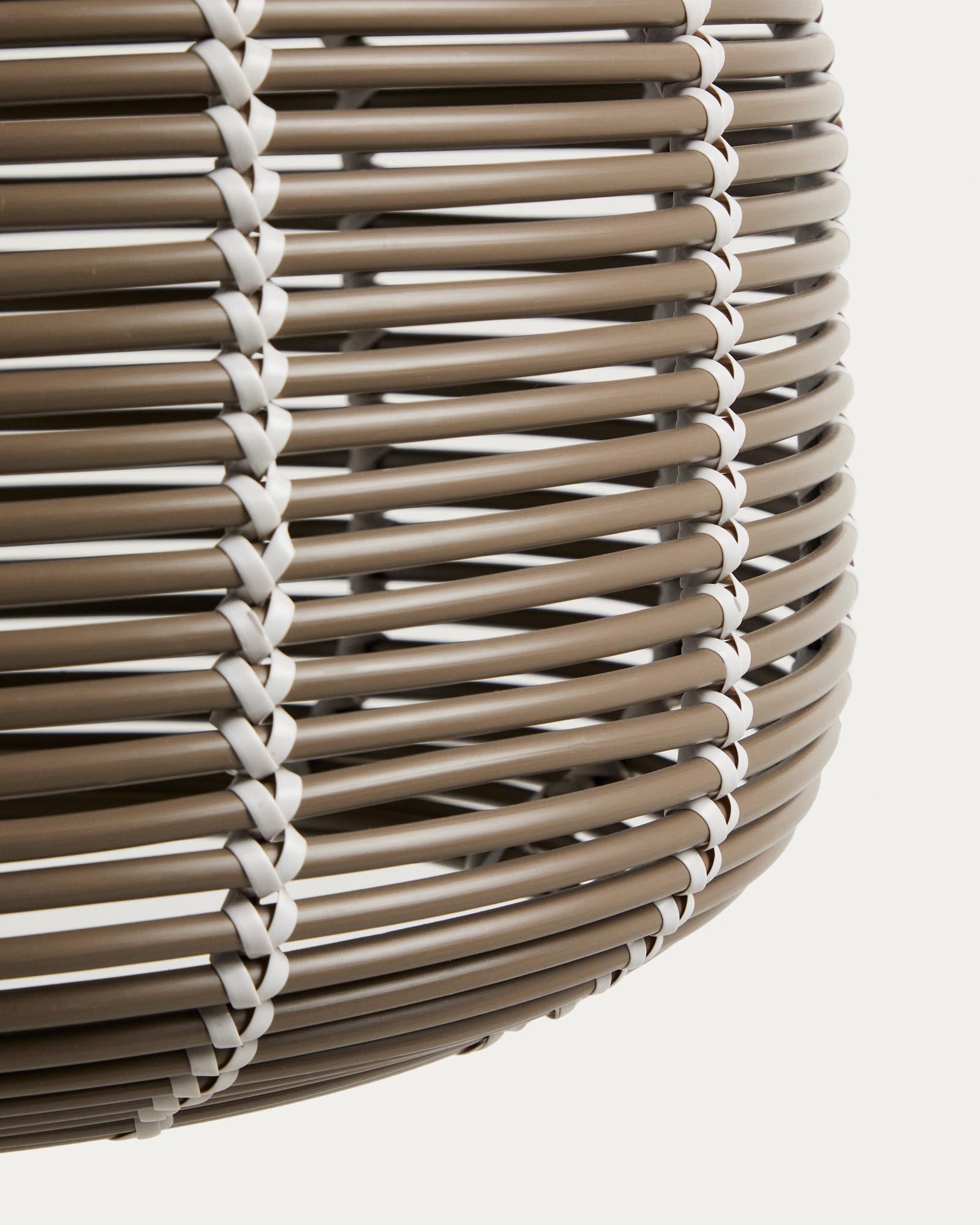 Eleganter taupefarbener Lampenschirm aus strapazierfähigem synthetischem Rattan, Ø 50 cm, ideal für die Kave Home Garoina Outdoor-Deckenleuchte.