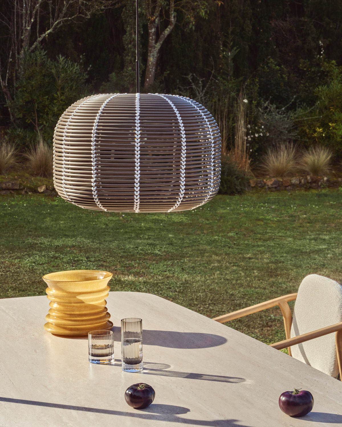 Lampenschirm für die Outdoor-Deckenleuchte Garoina aus synthetischem Rattan in Taupe, Ø 50 cm in Grau präsentiert im Onlineshop von KAQTU Design AG. Outdoor Tischleuchte ist von Kave Home