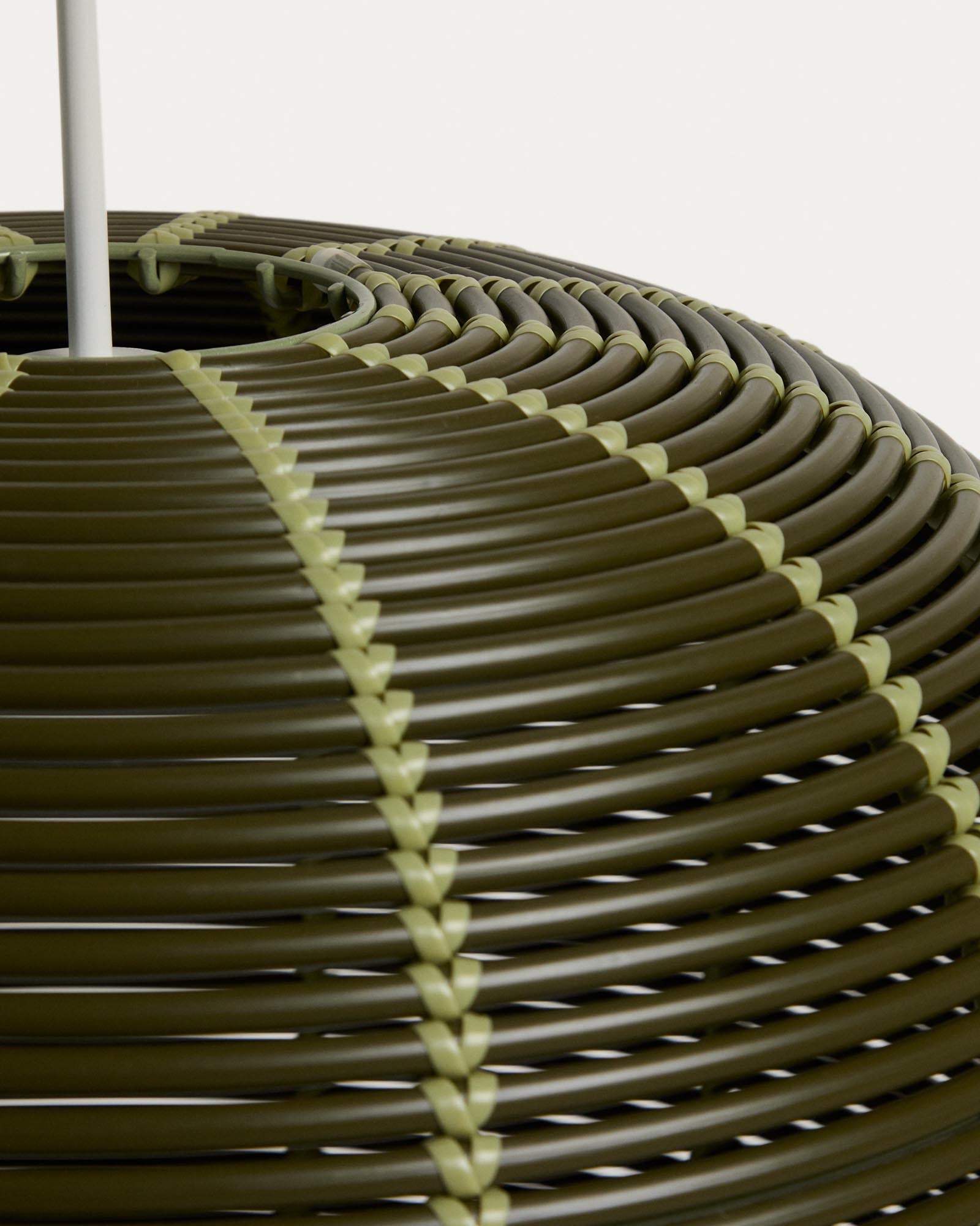 Eleganter grüner Lampenschirm aus synthetischem Rattan, Ø 50 cm, ideal für die Garoina Deckenleuchte und stilvolle Außenbereiche.