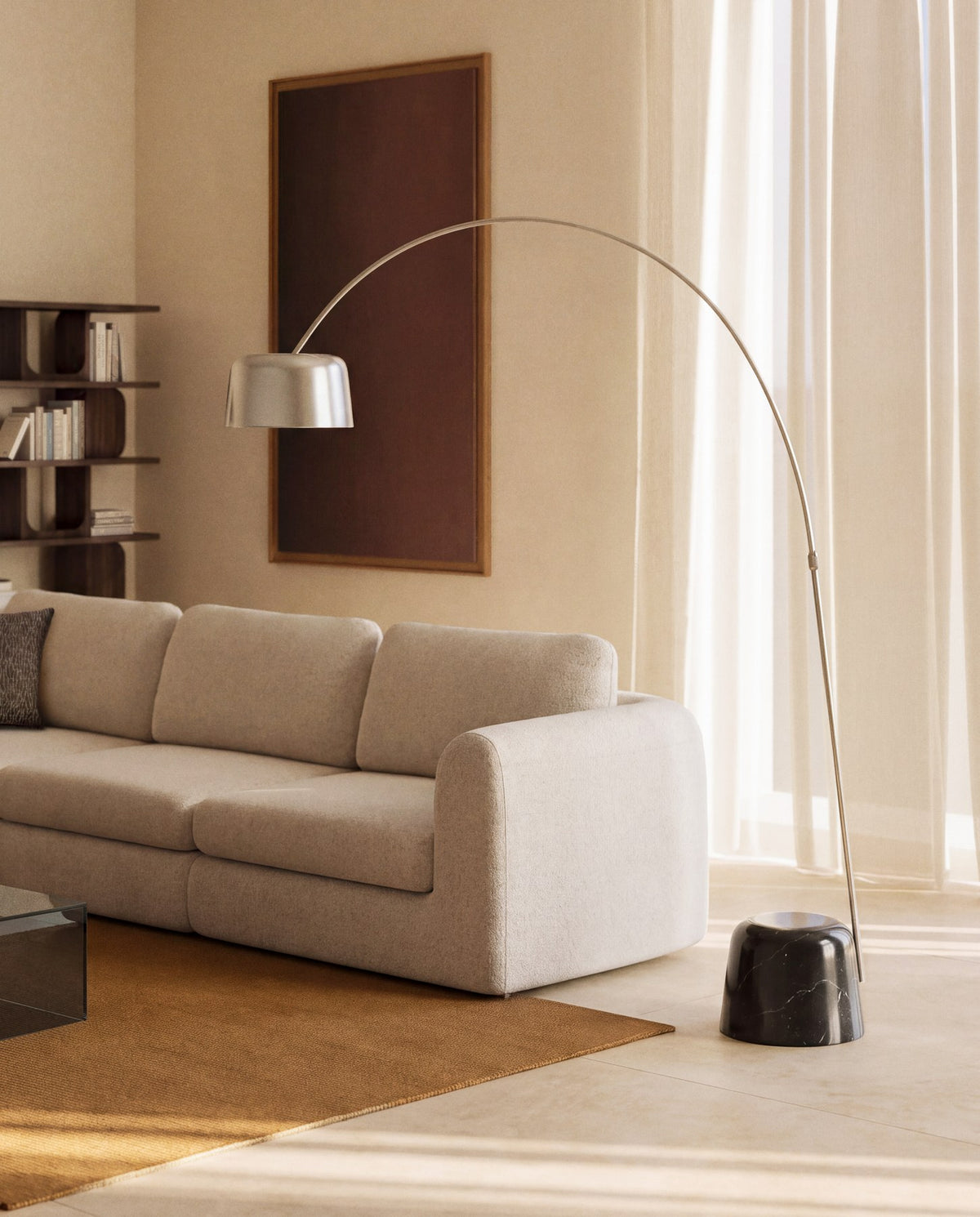 Stehlampe Arnolia von Kave Home mit gebürstetem Stahlgestell und schwarzem Marmorsockel, schlanke Silhouette und höhenverstellbarem Leuchtenkopf.