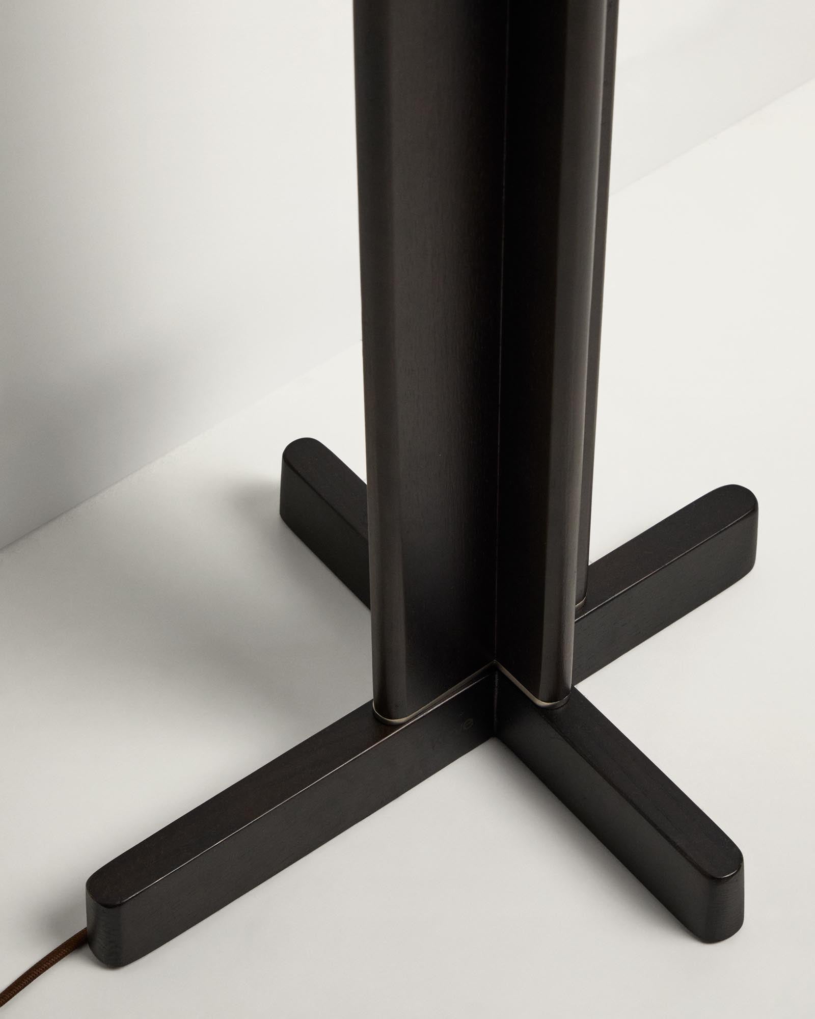 Moderne Stehlampe Niani aus robustem Kautschukholz, dunkles Finish und elfenbeinfarbener Baumwollschirm, perfekt für gemütliche Beleuchtung.