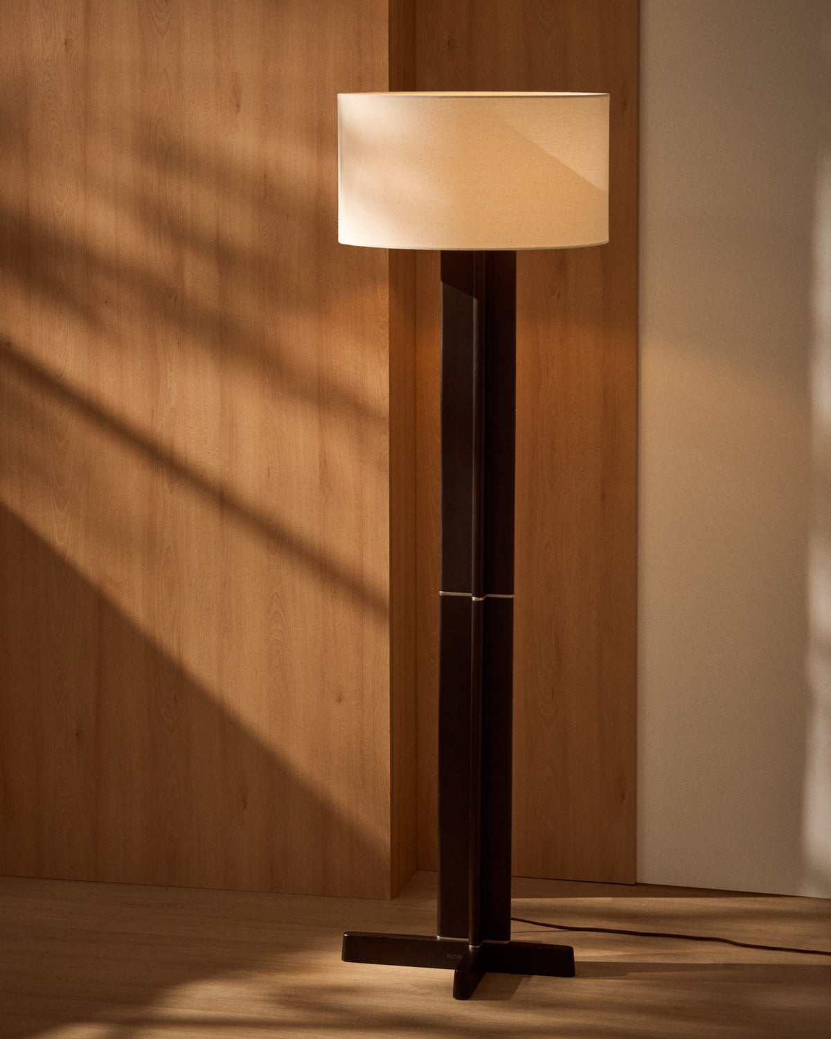 Stehlampe Niani aus Kautschukholz mit dunklem Finish und elfenbeinfarbenem Baumwollschirm in Weiss, Dunkelbraun präsentiert im Onlineshop von KAQTU Design AG. Stehleuchte ist von Kave Home