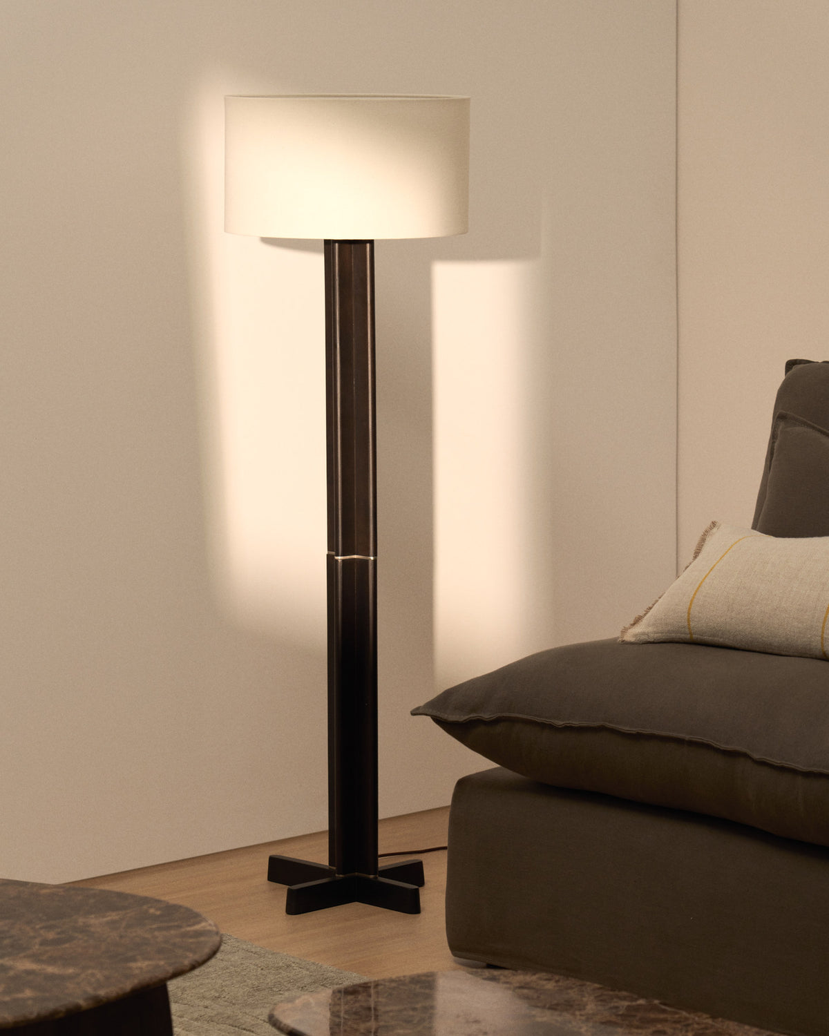 Stehlampe Niani aus Kautschukholz mit dunklem Finish und elfenbeinfarbenem Baumwollschirm in Weiss, Dunkelbraun präsentiert im Onlineshop von KAQTU Design AG. Stehleuchte ist von Kave Home