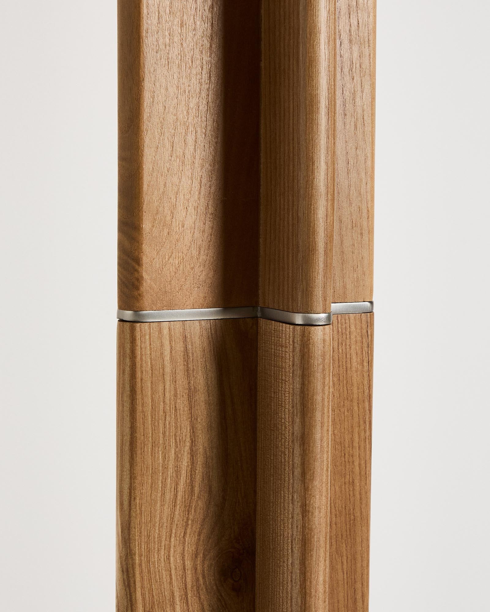 Moderne Stehlampe Niani aus Kautschukholz, naturbelassen, mit einem eleganten elfenbeinfarbenen Baumwollschirm – perfekt für jedes Zuhause.