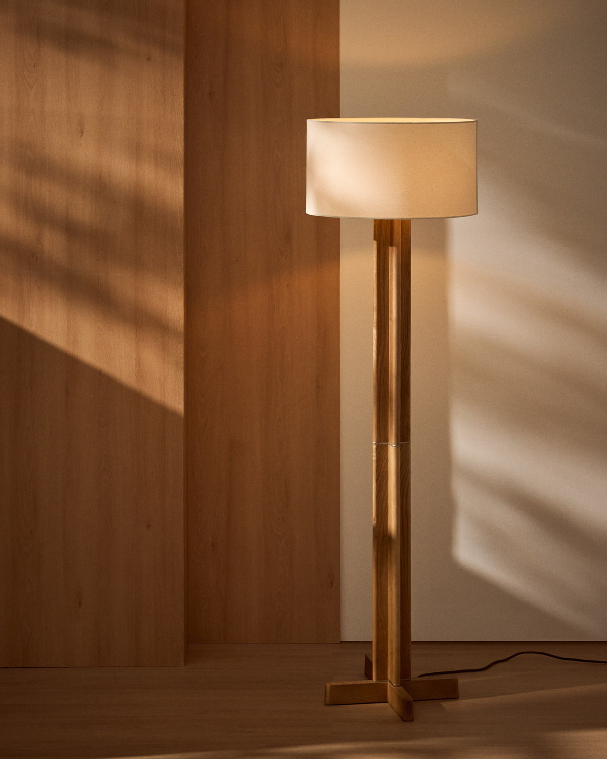 Stehlampe Niani aus Kautschukholz mit Finish in Naturton und elfenbeinfarbenem Baumwollschirm in Weiss, Braun präsentiert im Onlineshop von KAQTU Design AG. Stehleuchte ist von Kave Home