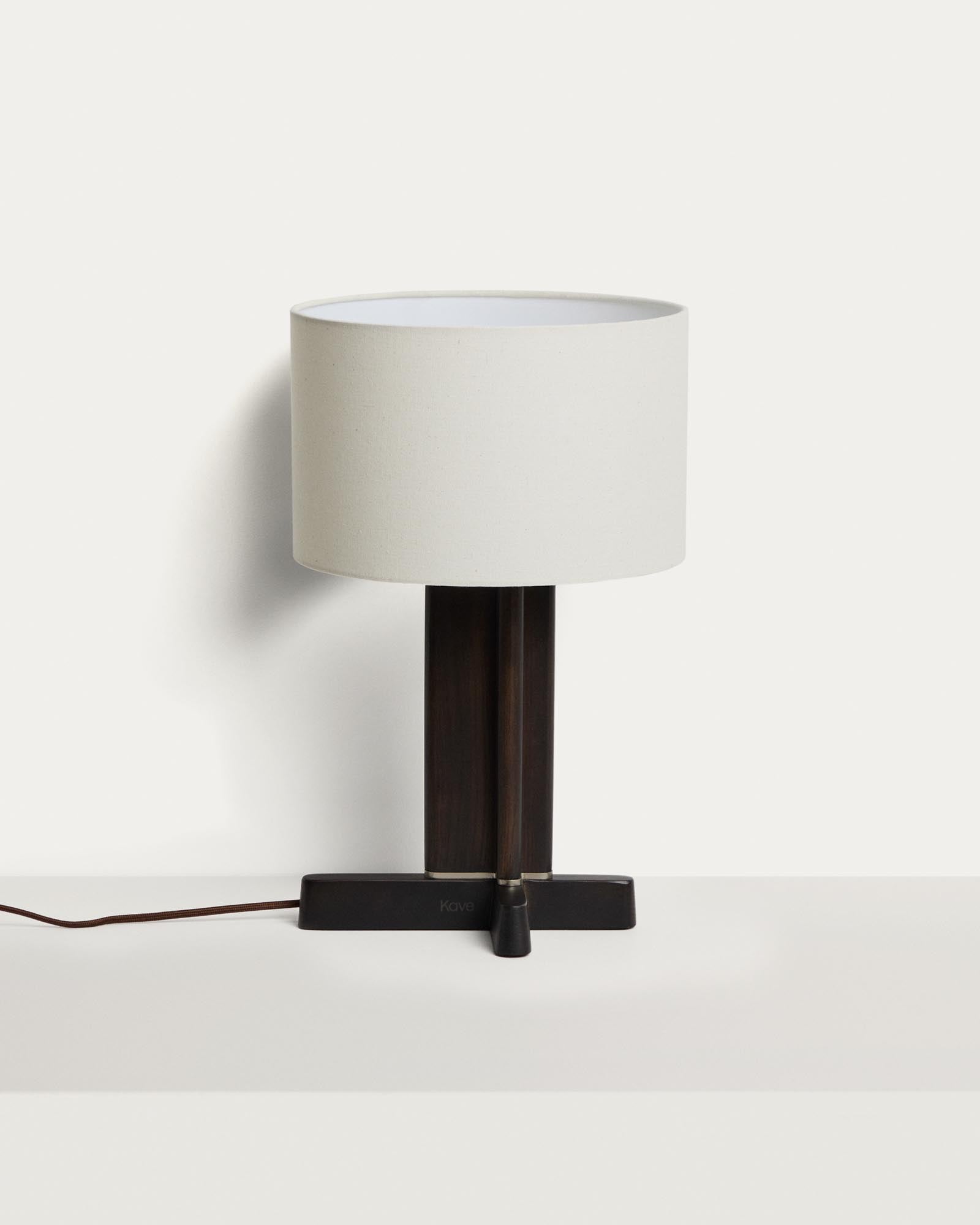 Tischleuchte Niani aus Kautschukholz mit dunklem Finish und elfenbeinfarbenem Baumwollschirm Ø 30 cm in Weiss präsentiert im Onlineshop von KAQTU Design AG. Tischleuchte ist von Kave Home