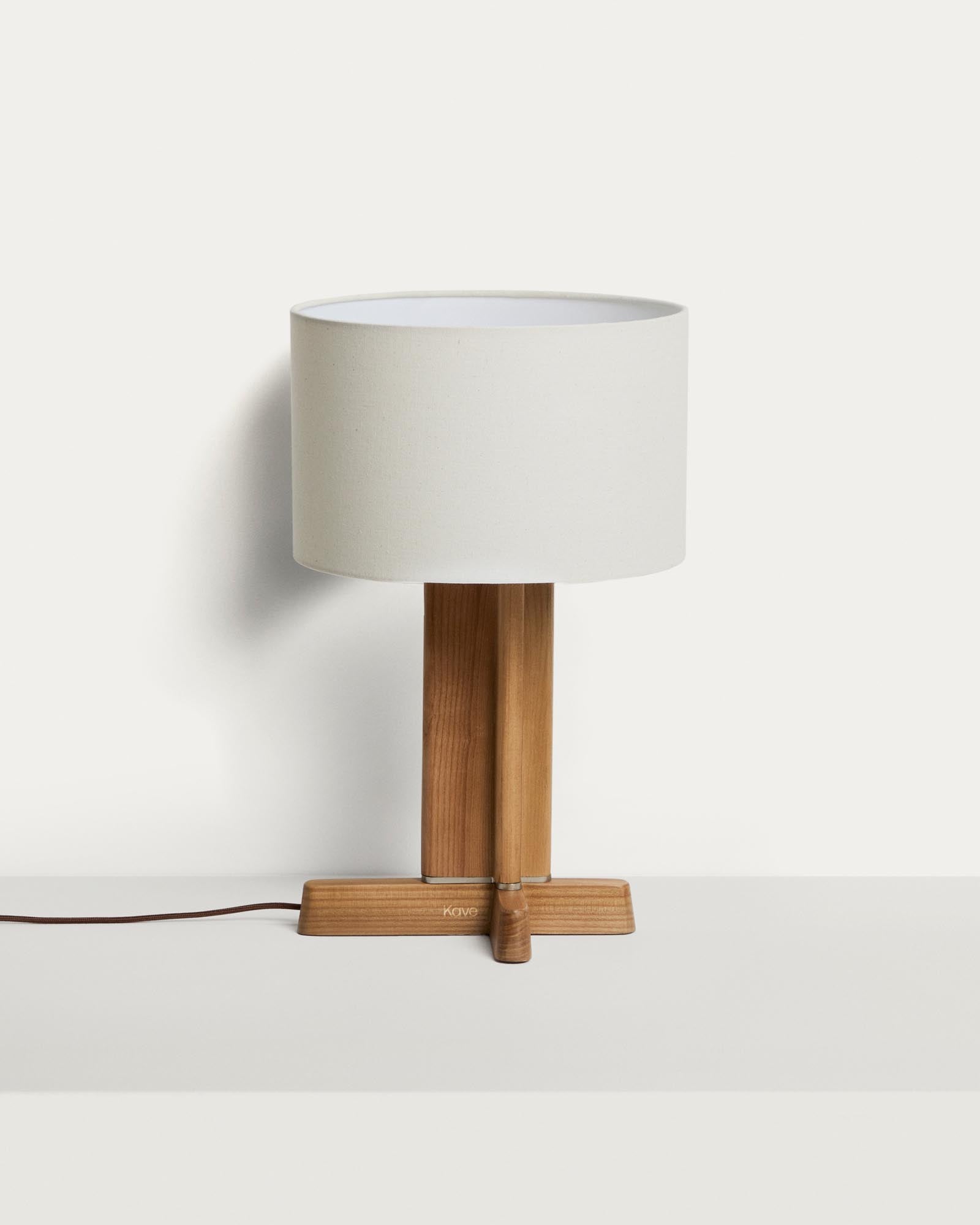 Tischleuchte Niani aus Kautschukholz mit Finish in Naturton und elfenbeinfarbenem Baumwollschirm Ø 30 cm in Weiss präsentiert im Onlineshop von KAQTU Design AG. Tischleuchte ist von Kave Home