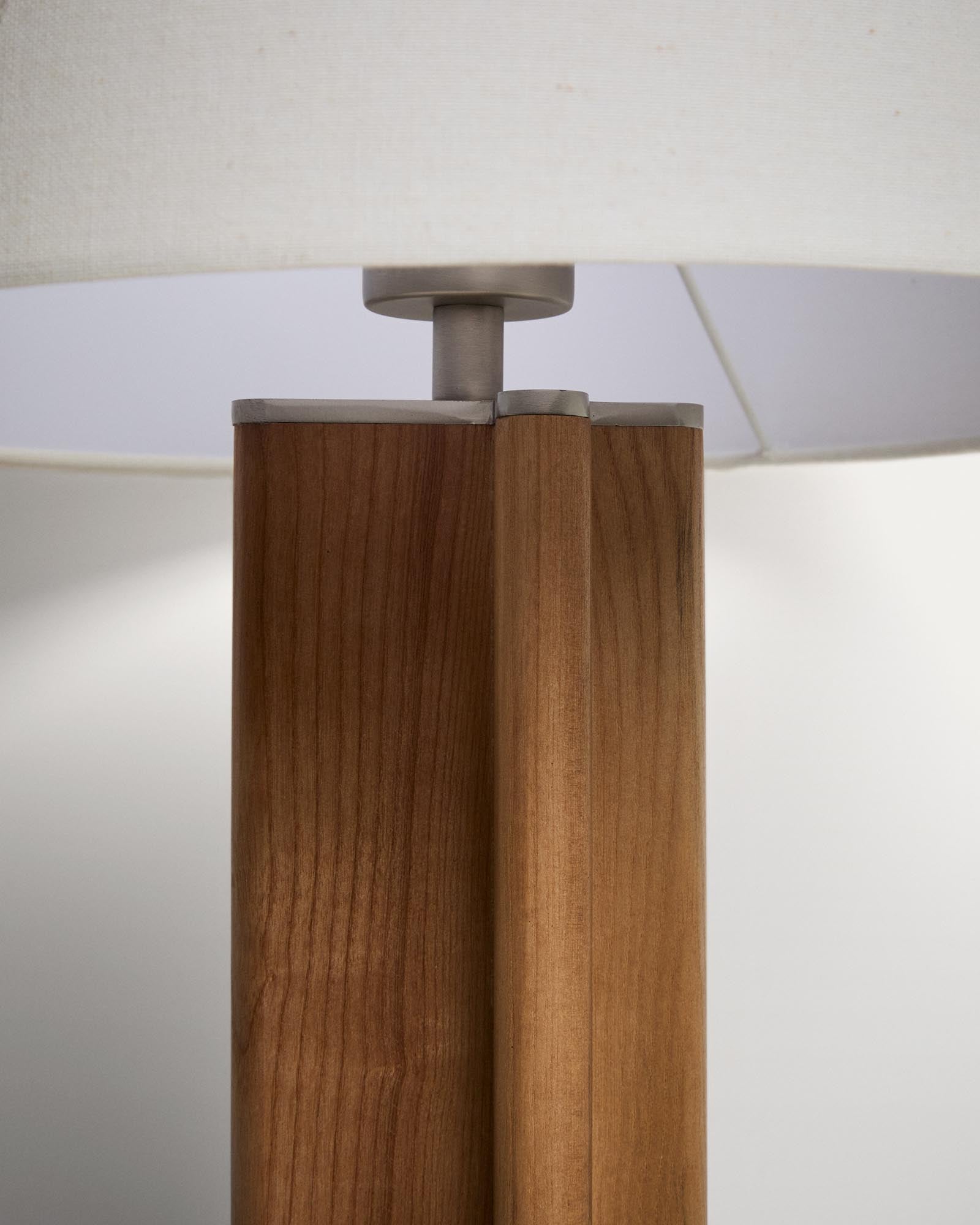 Moderne Tischleuchte Niani aus Kautschukholz mit natürlichem Finish und einem eleganten elfenbeinfarbenen Baumwollschirm (Ø 30 cm) für stimmungsvolles Licht.