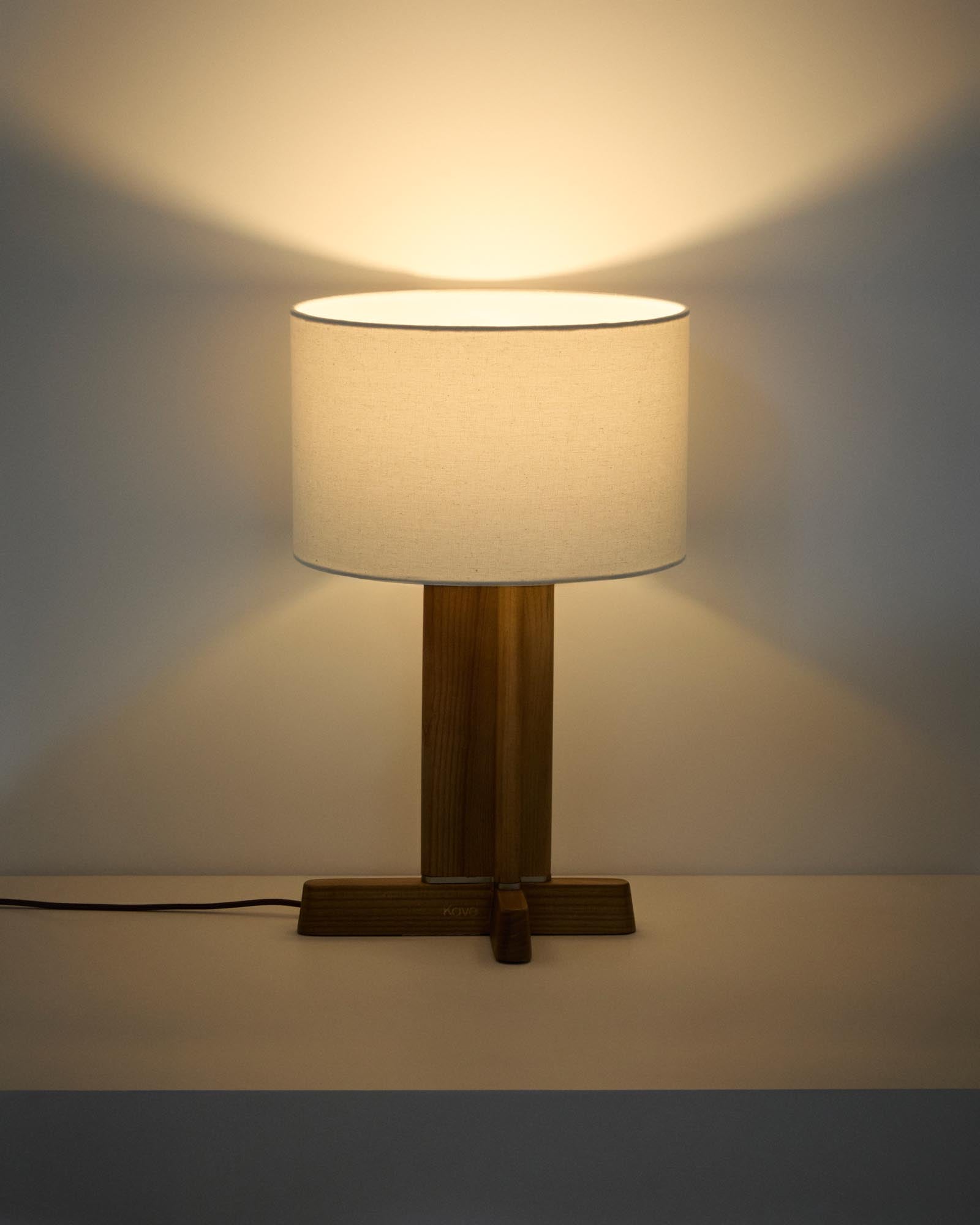 Elegante Tischleuchte Niani aus Kautschukholz mit natürlichem Look und elfenbeinfarbenem Baumwollschirm (Ø 30 cm) für gemütliche Atmosphäre.