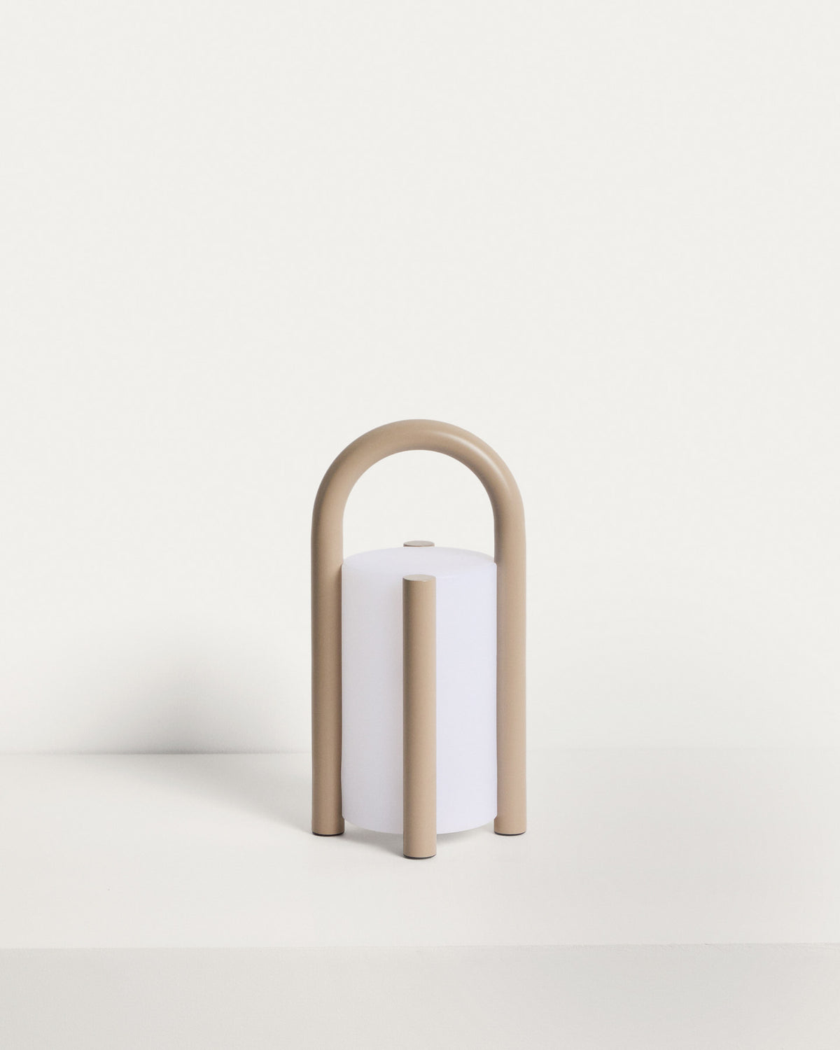 Kleine tragbare Tischlampe Leros aus Polyethylen und taupefarbenem Stahl in Grau präsentiert im Onlineshop von KAQTU Design AG. Outdoor Tischleuchte ist von Kave Home
