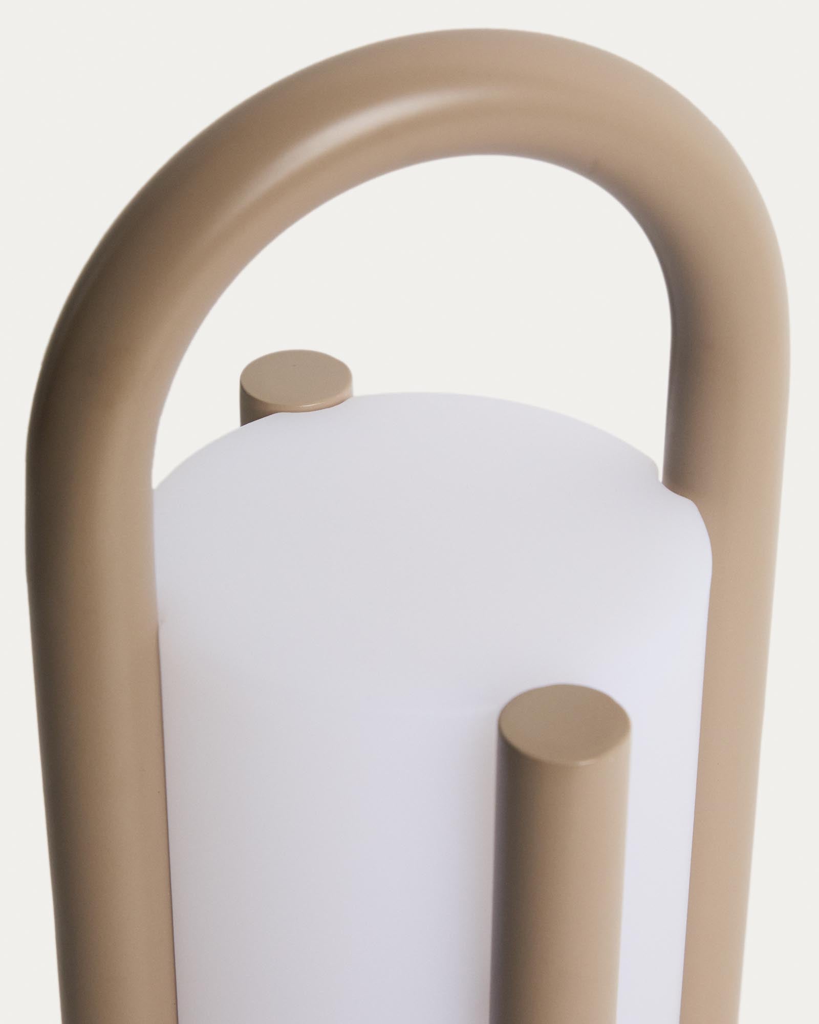 Elegante tragbare Tischlampe Leros in taupe und Polyethylen, ideal für stimmungsvolle Abende im Freien, erhältlich bei Kave Home.