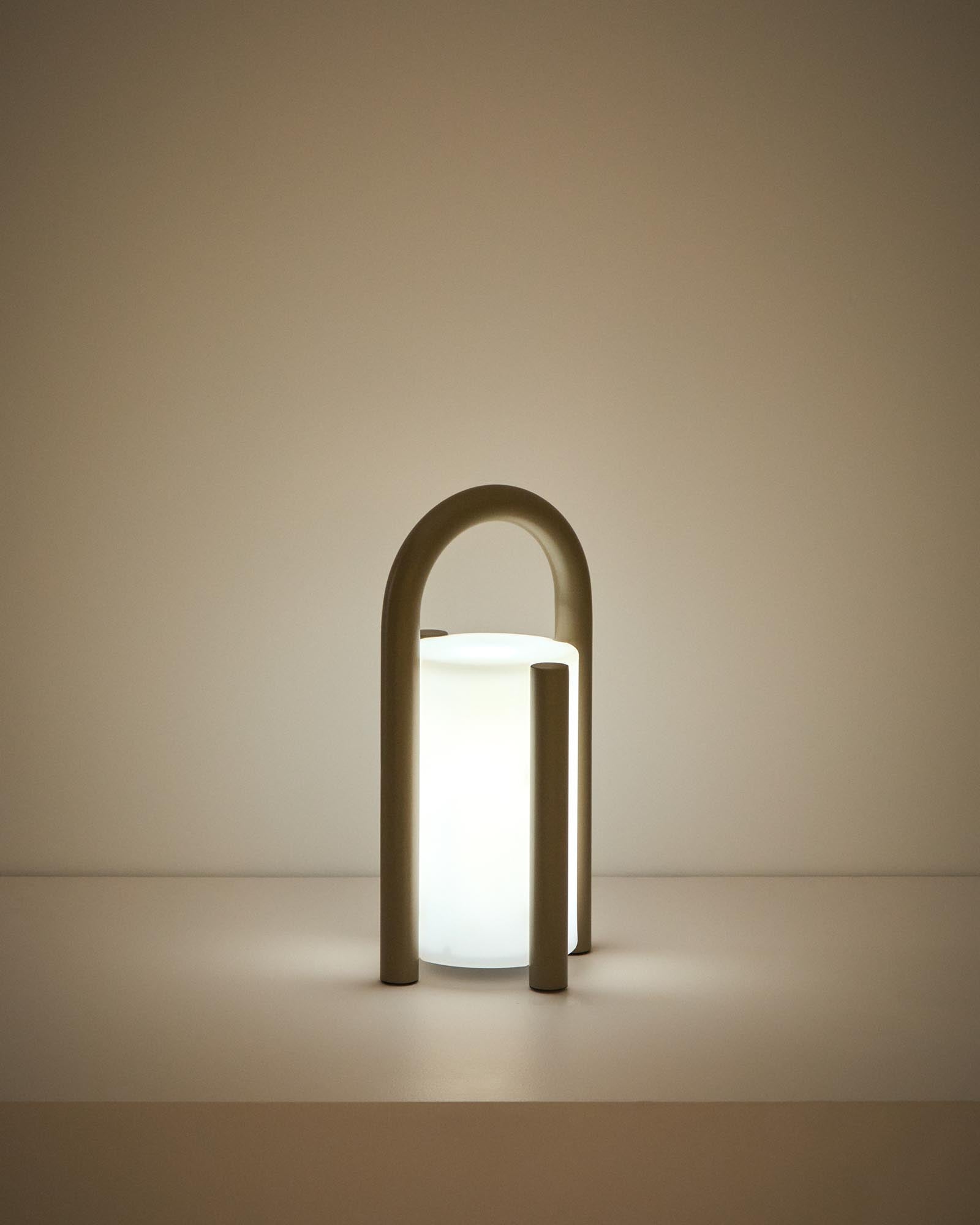Kleine, stilvolle Tischlampe Leros aus robustem Polyethylen und taupefarbenem Stahl, perfekt für gemütliche Outdoor-Events und stimmungsvolle Beleuchtung.