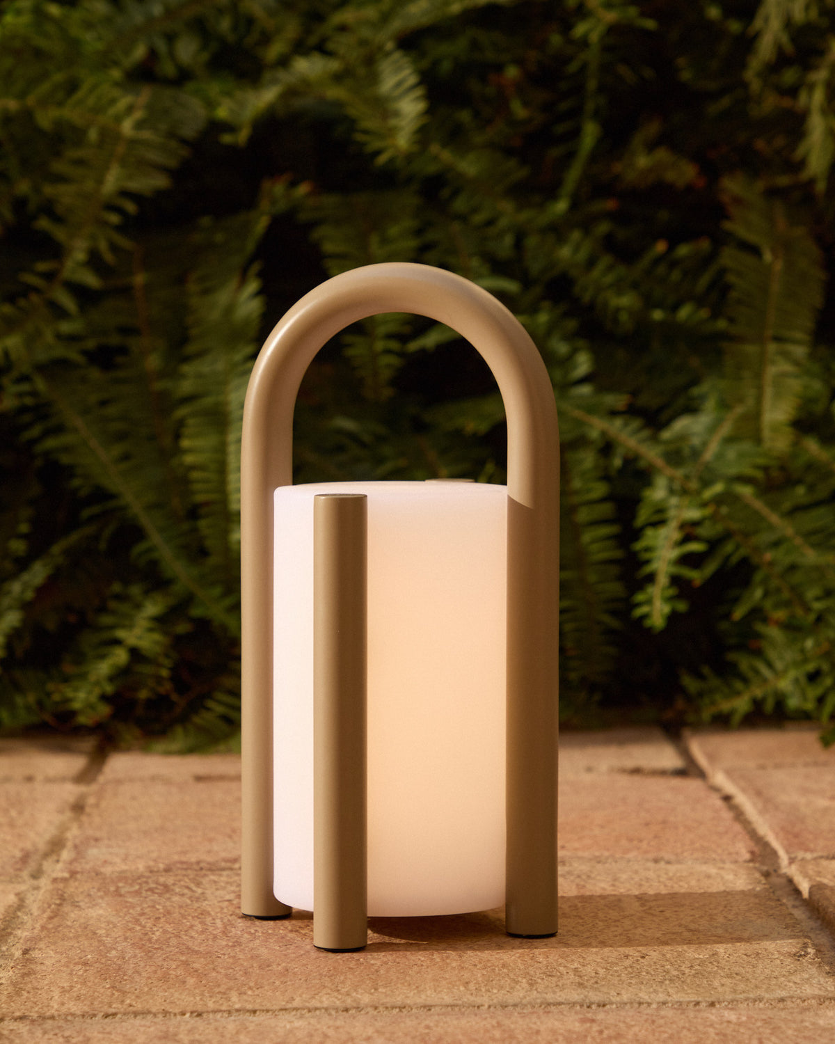 Kleine tragbare Tischlampe Leros aus Polyethylen und taupefarbenem Stahl in Grau präsentiert im Onlineshop von KAQTU Design AG. Outdoor Tischleuchte ist von Kave Home
