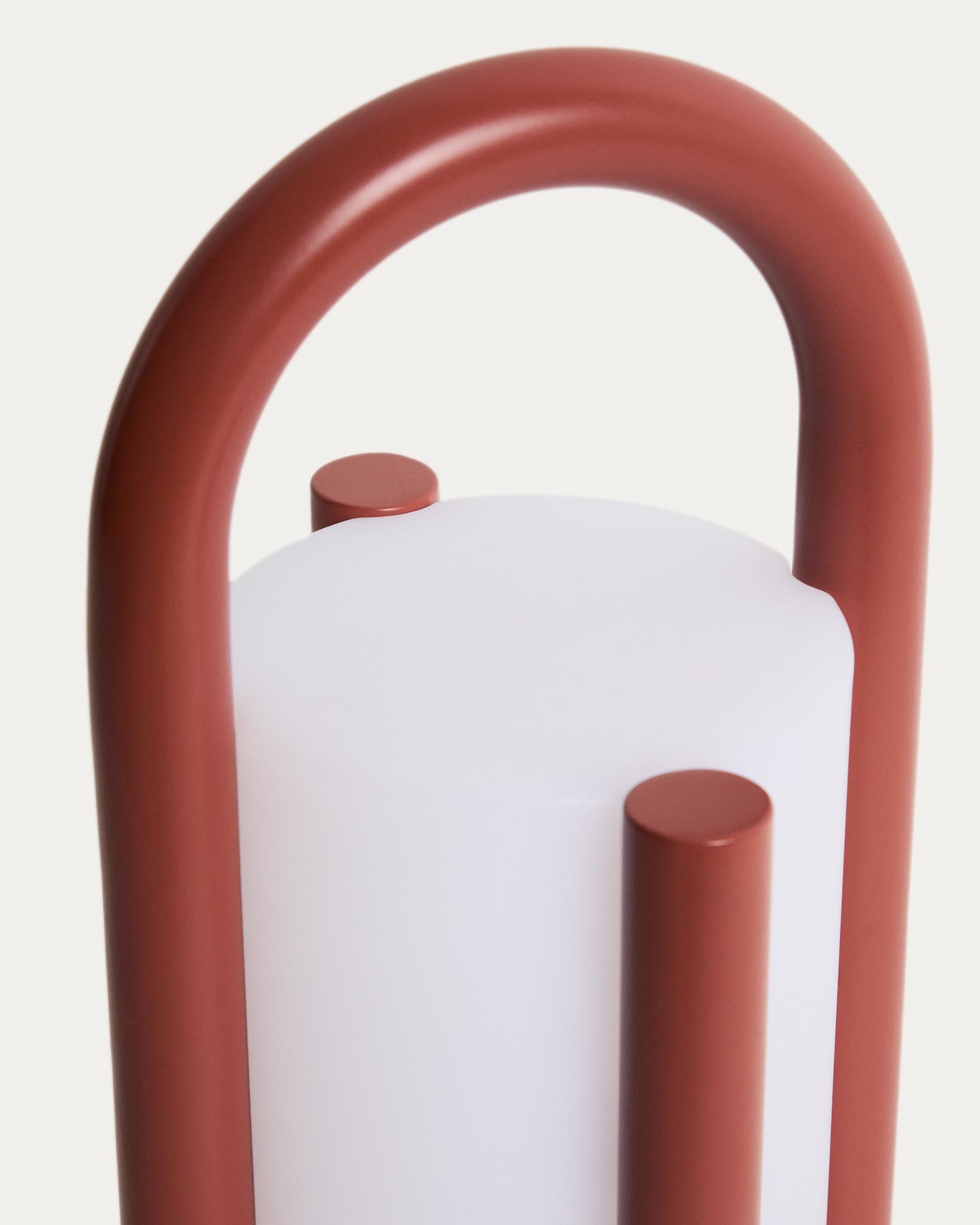 Stilvolle, kompakte Tischlampe Leros aus robustem Polyethylen und terrakottafarbenem Stahl, perfekt für stimmungsvolle Abende im Freien.