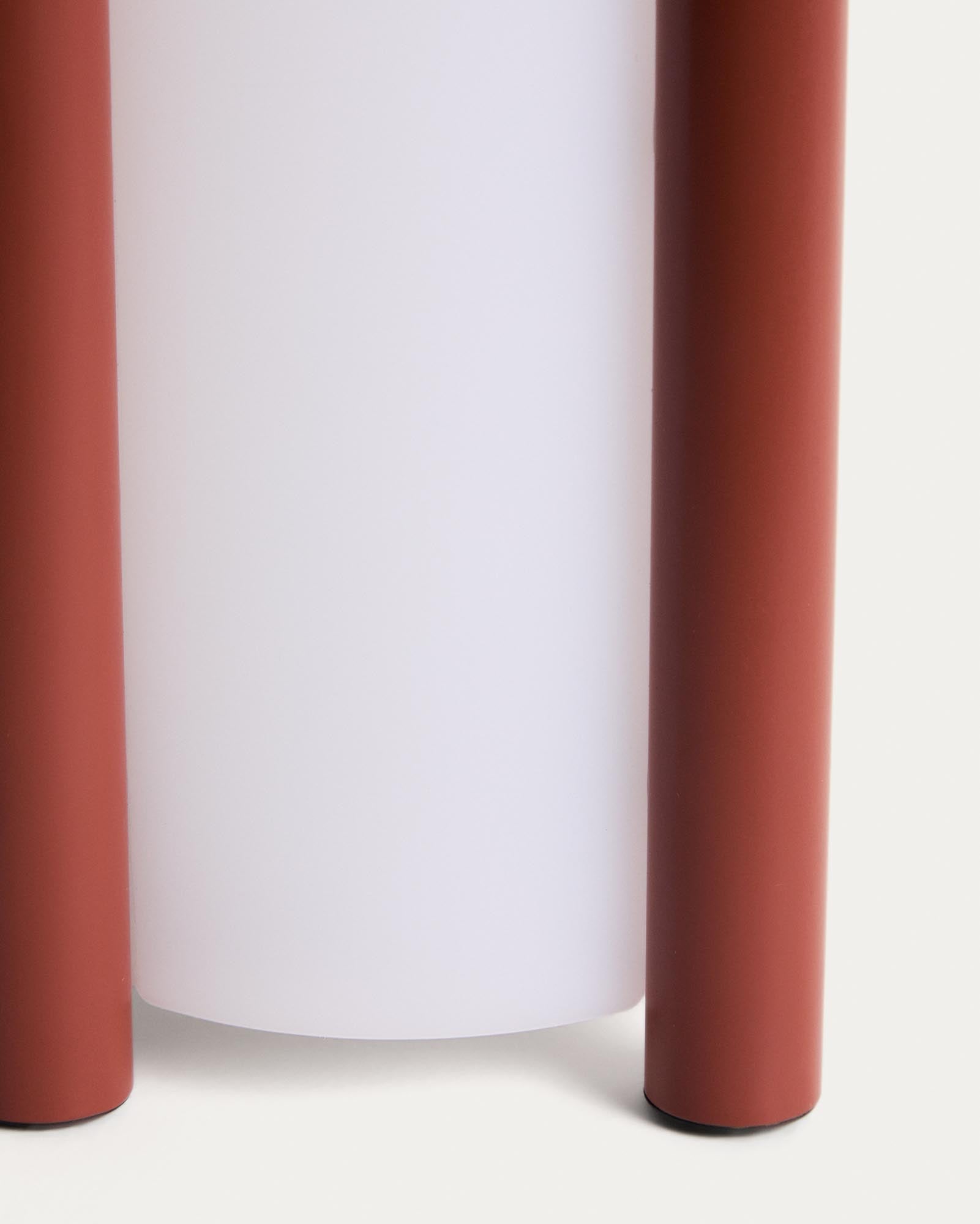 Elegante, tragbare Tischlampe Leros aus robustem Polyethylen und terrakottafarbenem Stahl, perfekt für stimmungsvolle Abende im Freien.