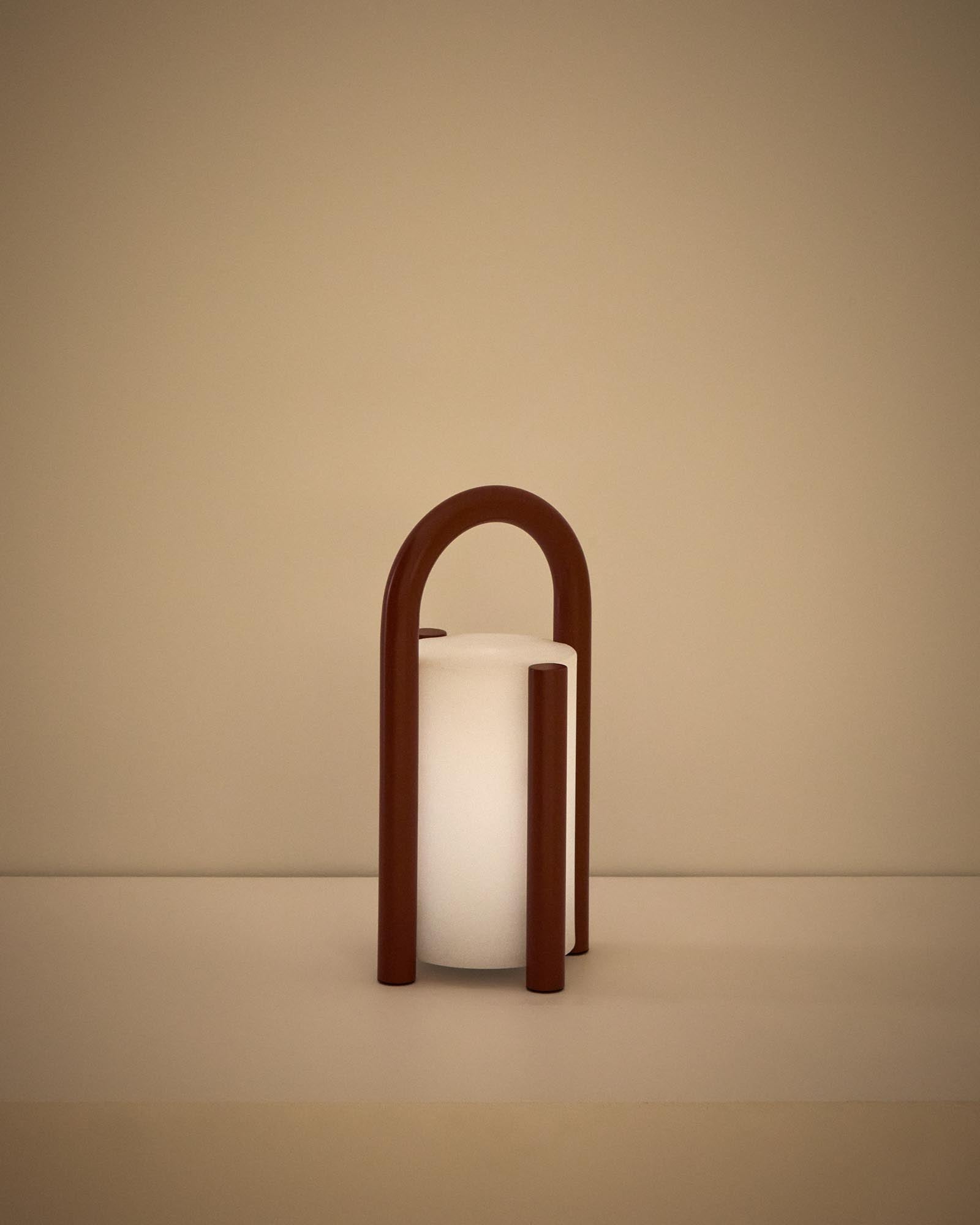 Moderne, tragbare Tischlampe Leros in terrakottafarbenem Stahl und Polyethylen, perfekt für stimmungsvolle Abende im Freien.