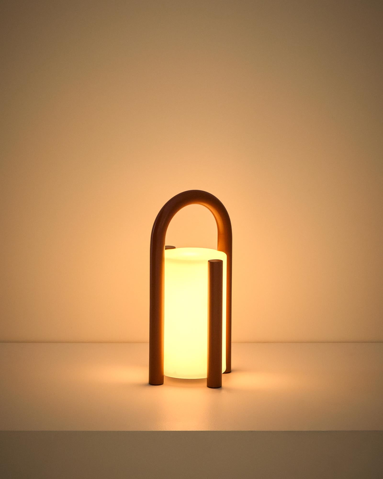 Moderne, tragbare Tischlampe Leros in terrakottafarbenem Stahl und Polyethylen, perfekt für stimmungsvolle Abende im Freien.