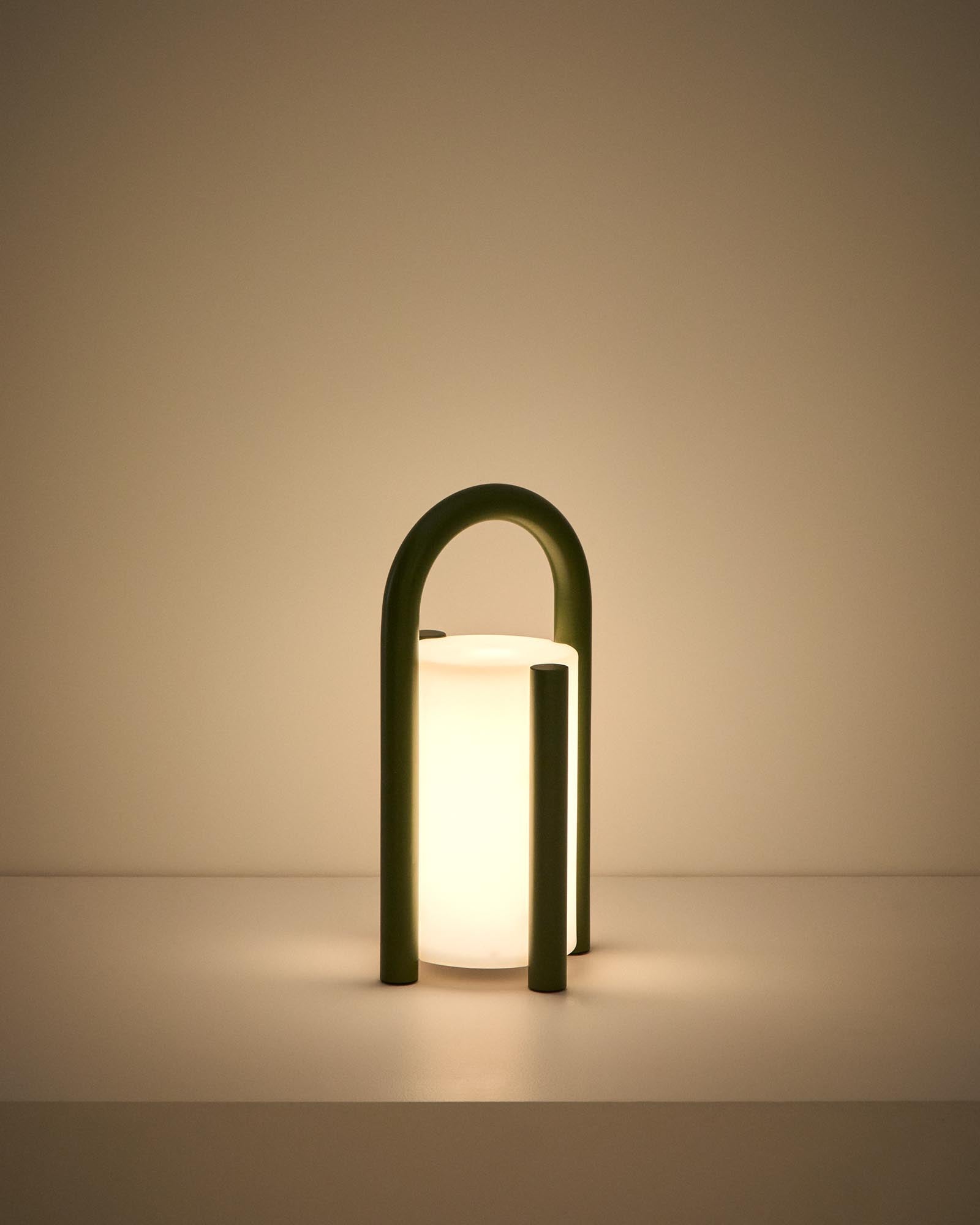 Stylische, tragbare Tischlampe Leros aus strapazierfähigem Polyethylen und grünem Stahl, perfekt für stimmungsvolle Abende im Freien.